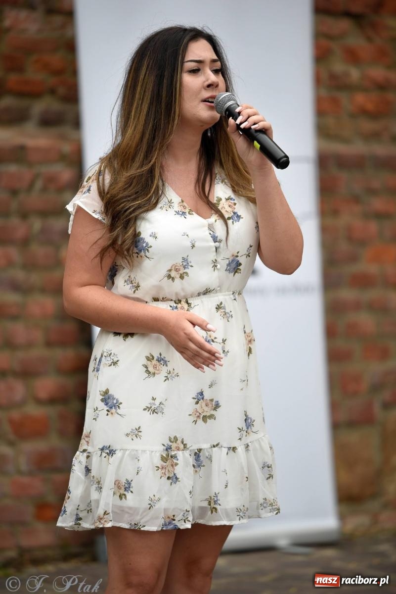 Zdjęcie w galerii na portalu naszraciborz.pl: Wokaliści Czwartej Ściany w koncercie na zamku wiadomości z regionu