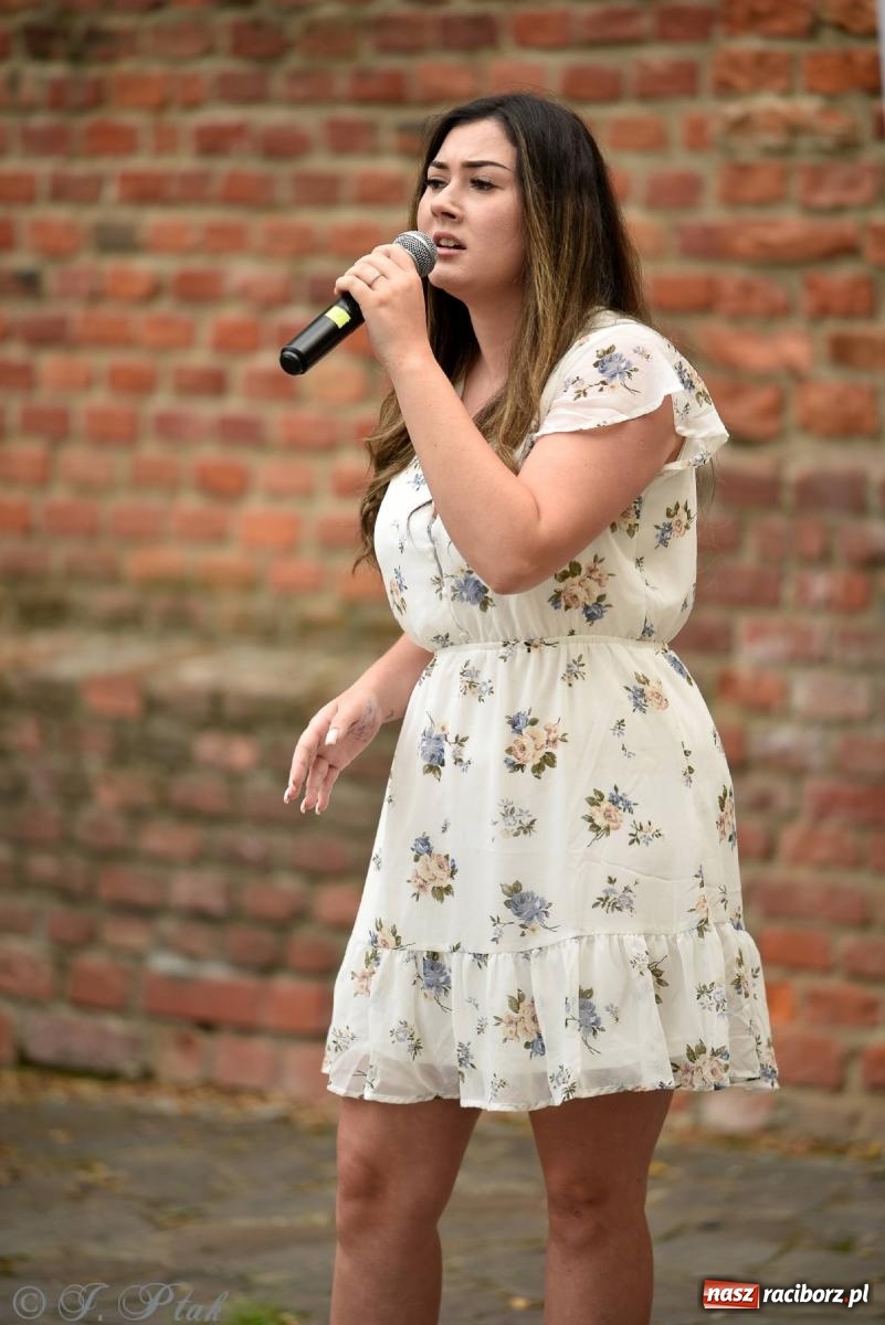 Zdjęcie w galerii na portalu naszraciborz.pl: Wokaliści Czwartej Ściany w koncercie na zamku wiadomości z regionu