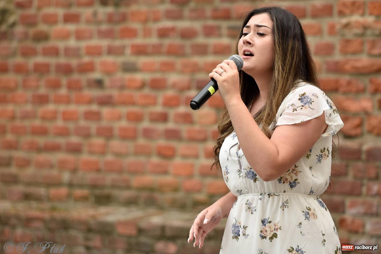 Zdjęcie w galerii na portalu naszraciborz.pl: Wokaliści Czwartej Ściany w koncercie na zamku wiadomości z regionu