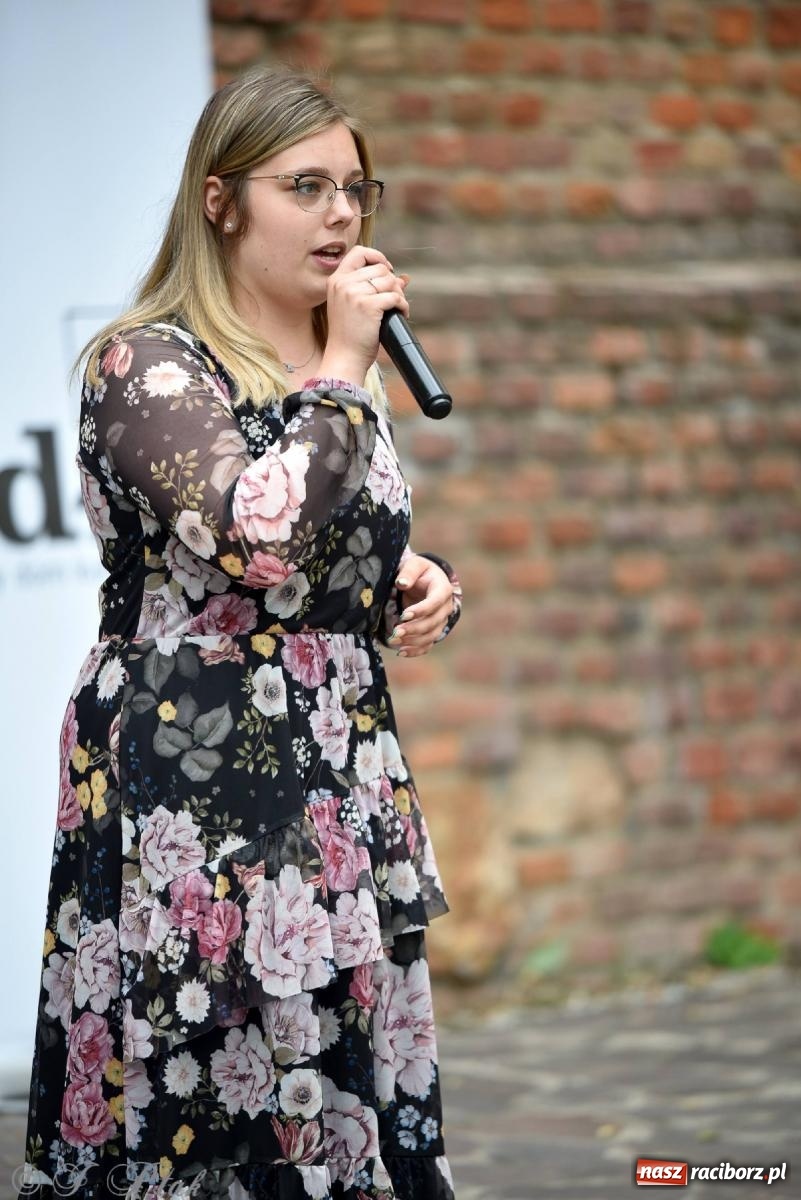 Zdjęcie w galerii na portalu naszraciborz.pl: Wokaliści Czwartej Ściany w koncercie na zamku wiadomości z regionu