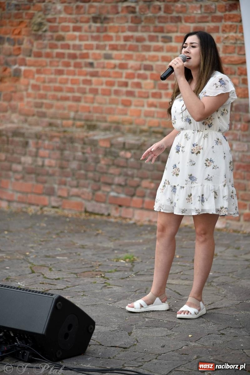 Zdjęcie w galerii na portalu naszraciborz.pl: Wokaliści Czwartej Ściany w koncercie na zamku wiadomości z regionu