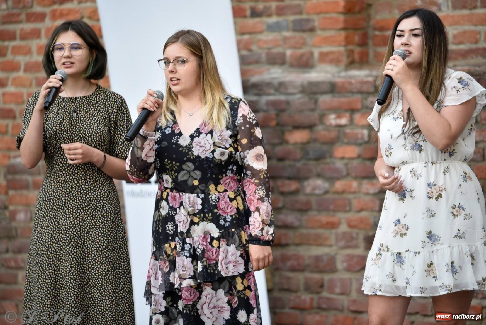 Zdjęcie w galerii na portalu naszraciborz.pl: Wokaliści Czwartej Ściany w koncercie na zamku wiadomości z regionu