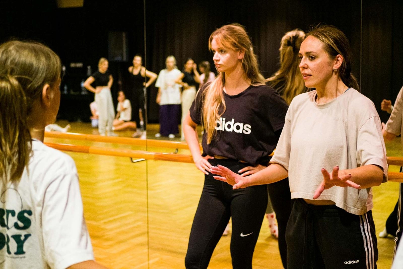 Zdjęcie w galerii na portalu naszraciborz.pl: Kolory życia. Dwudniowe polsko-czeskie warsztaty taneczne w RCK [FOTO] wiadomości z regionu