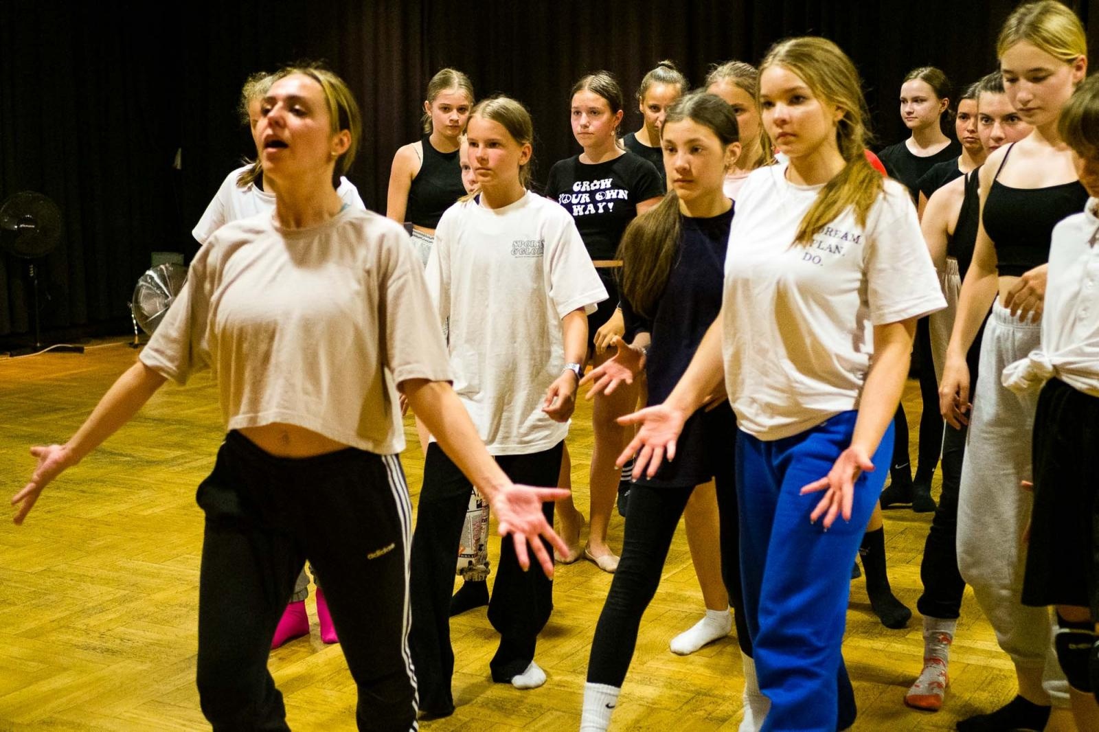 Zdjęcie w galerii na portalu naszraciborz.pl: Kolory życia. Dwudniowe polsko-czeskie warsztaty taneczne w RCK [FOTO] wiadomości z regionu