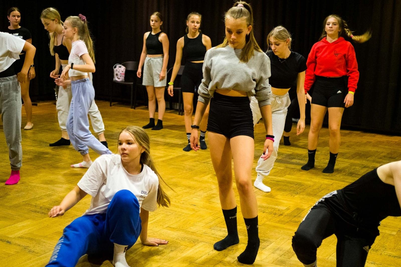 Zdjęcie w galerii na portalu naszraciborz.pl: Kolory życia. Dwudniowe polsko-czeskie warsztaty taneczne w RCK [FOTO] wiadomości z regionu