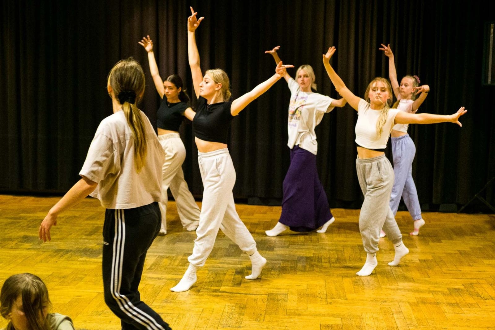 Zdjęcie w galerii na portalu naszraciborz.pl: Kolory życia. Dwudniowe polsko-czeskie warsztaty taneczne w RCK [FOTO] wiadomości z regionu