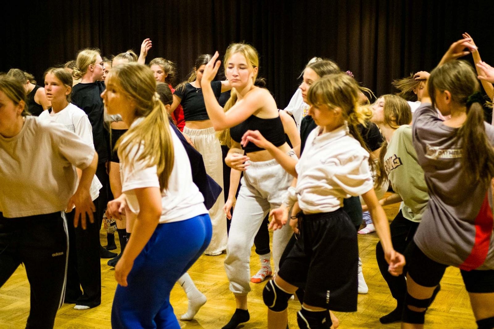 Zdjęcie w galerii na portalu naszraciborz.pl: Kolory życia. Dwudniowe polsko-czeskie warsztaty taneczne w RCK [FOTO] wiadomości z regionu