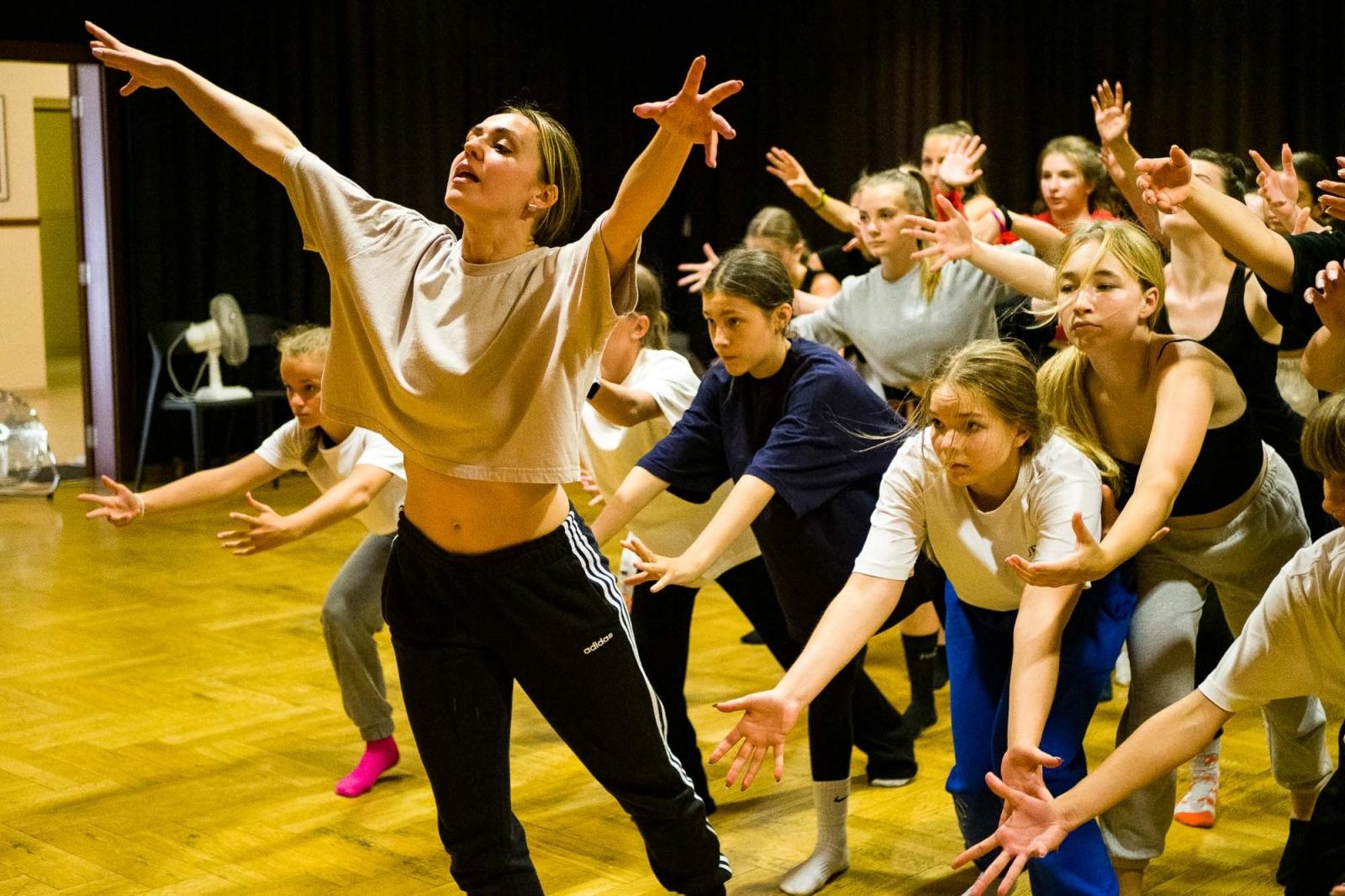 Zdjęcie w galerii na portalu naszraciborz.pl: Kolory życia. Dwudniowe polsko-czeskie warsztaty taneczne w RCK [FOTO] wiadomości z regionu