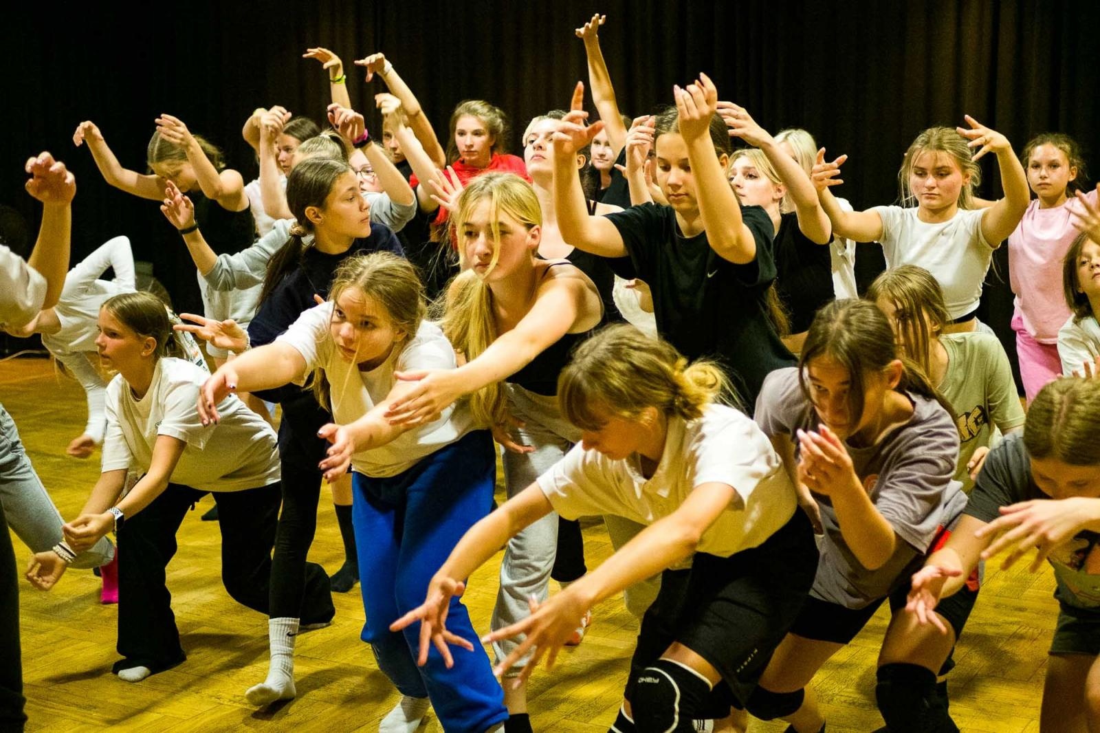 Zdjęcie w galerii na portalu naszraciborz.pl: Kolory życia. Dwudniowe polsko-czeskie warsztaty taneczne w RCK [FOTO] wiadomości z regionu