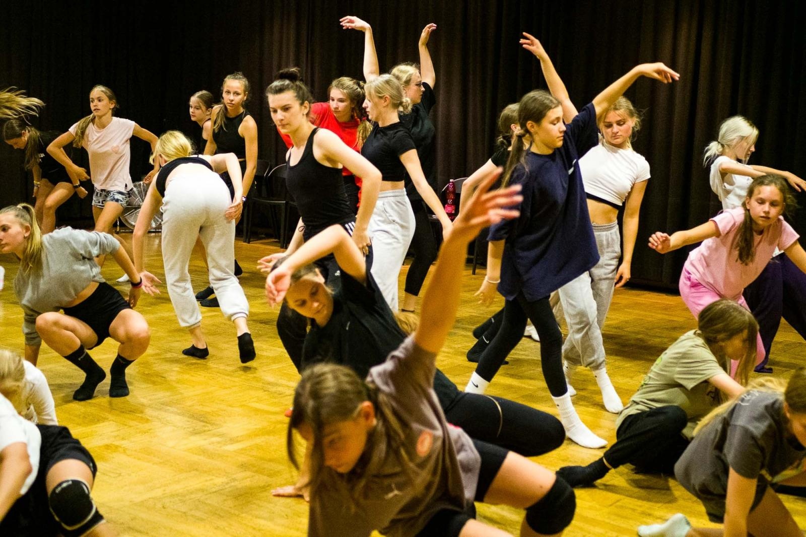 Zdjęcie w galerii na portalu naszraciborz.pl: Kolory życia. Dwudniowe polsko-czeskie warsztaty taneczne w RCK [FOTO] wiadomości z regionu