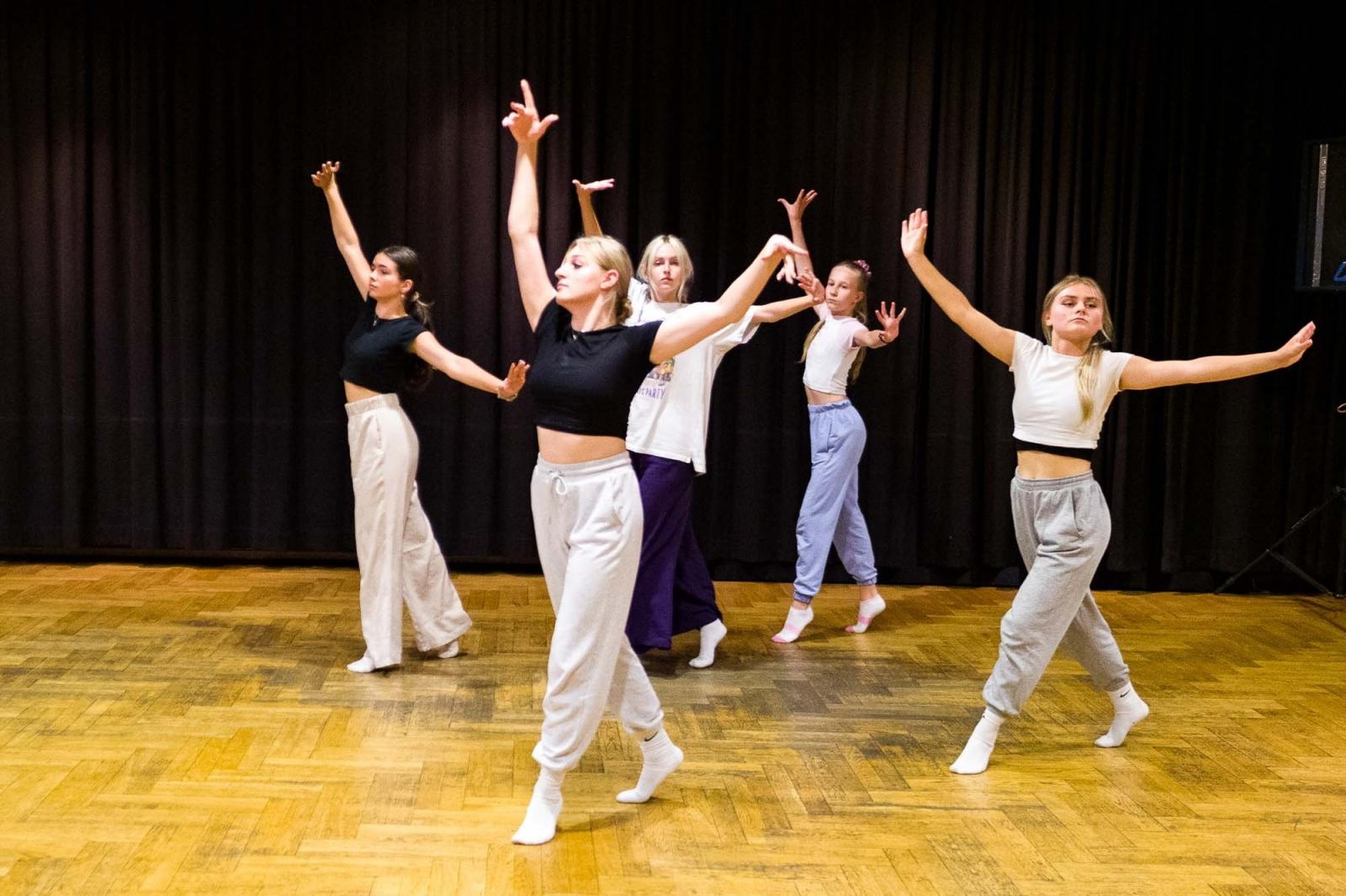 Zdjęcie w galerii na portalu naszraciborz.pl: Kolory życia. Dwudniowe polsko-czeskie warsztaty taneczne w RCK [FOTO] wiadomości z regionu