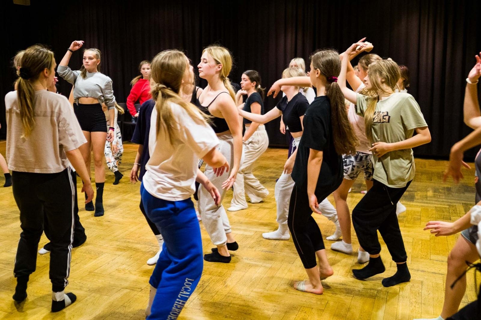 Zdjęcie w galerii na portalu naszraciborz.pl: Kolory życia. Dwudniowe polsko-czeskie warsztaty taneczne w RCK [FOTO] wiadomości z regionu