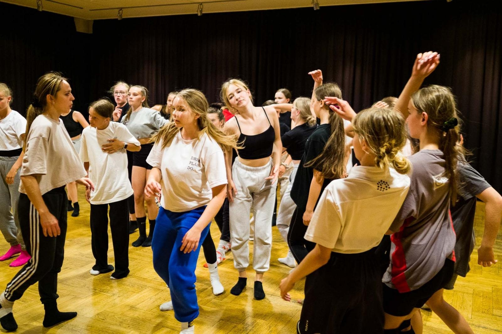 Zdjęcie w galerii na portalu naszraciborz.pl: Kolory życia. Dwudniowe polsko-czeskie warsztaty taneczne w RCK [FOTO] wiadomości z regionu