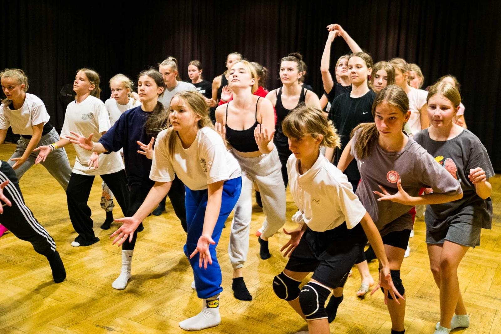 Zdjęcie w galerii na portalu naszraciborz.pl: Kolory życia. Dwudniowe polsko-czeskie warsztaty taneczne w RCK [FOTO] wiadomości z regionu