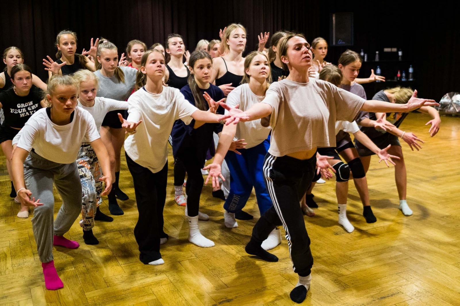 Zdjęcie w galerii na portalu naszraciborz.pl: Kolory życia. Dwudniowe polsko-czeskie warsztaty taneczne w RCK [FOTO] wiadomości z regionu