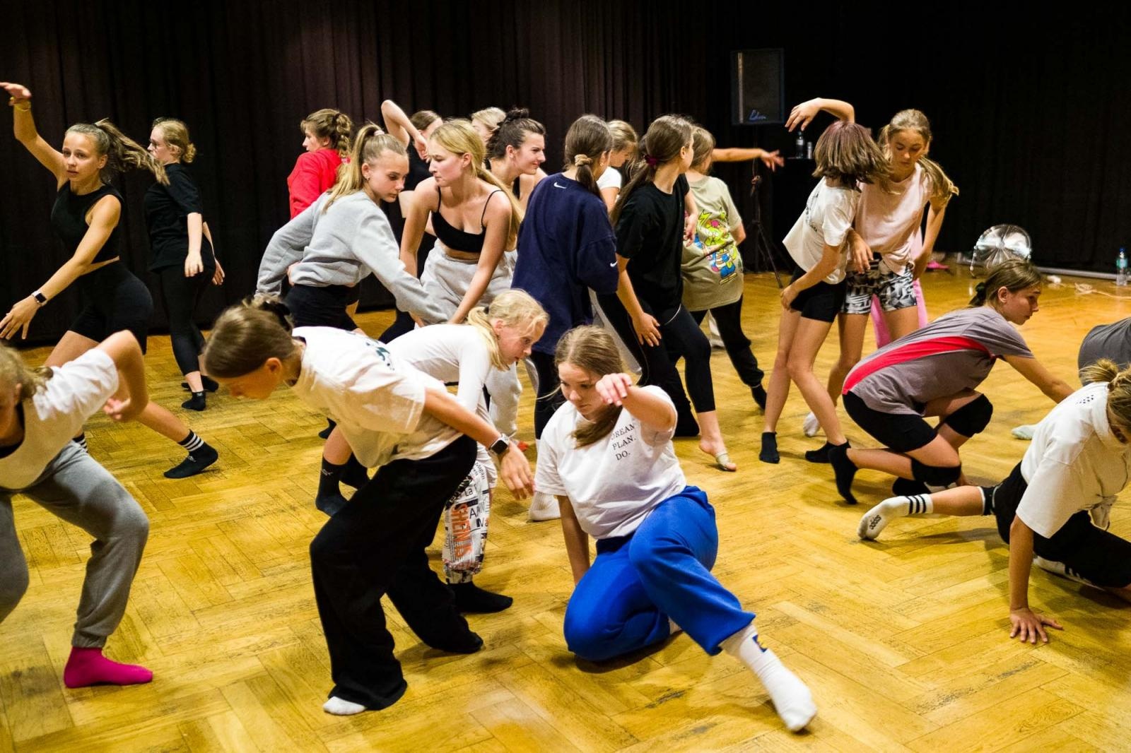 Zdjęcie w galerii na portalu naszraciborz.pl: Kolory życia. Dwudniowe polsko-czeskie warsztaty taneczne w RCK [FOTO] wiadomości z regionu