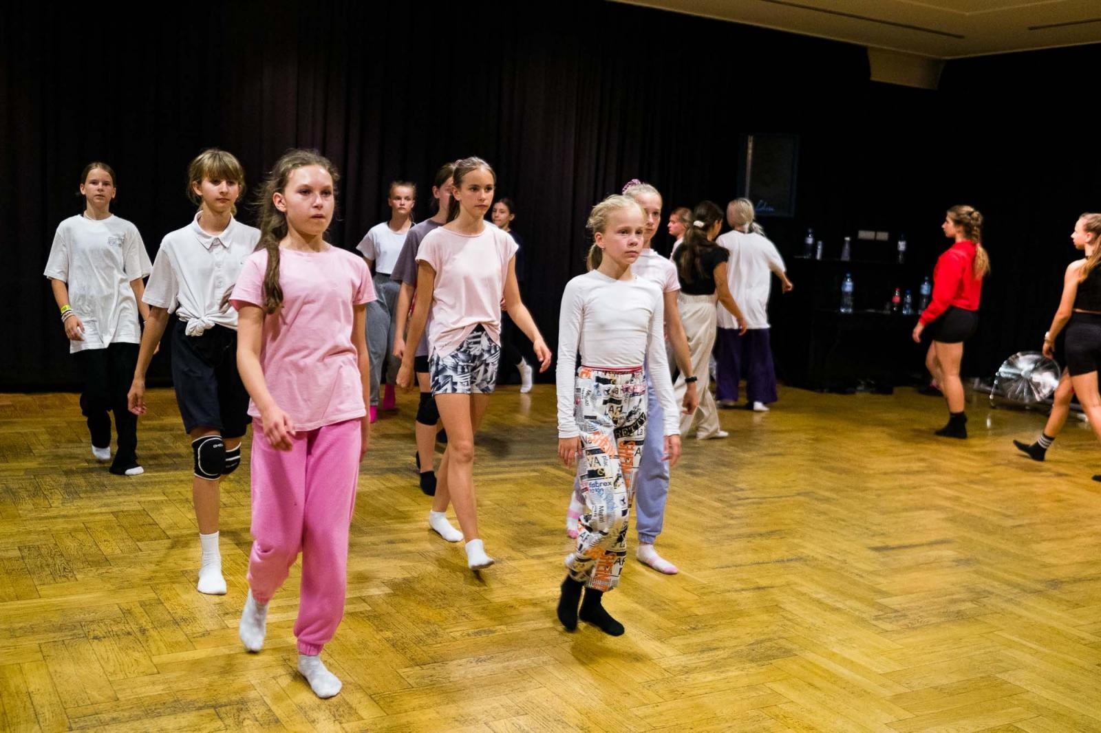 Zdjęcie w galerii na portalu naszraciborz.pl: Kolory życia. Dwudniowe polsko-czeskie warsztaty taneczne w RCK [FOTO] wiadomości z regionu