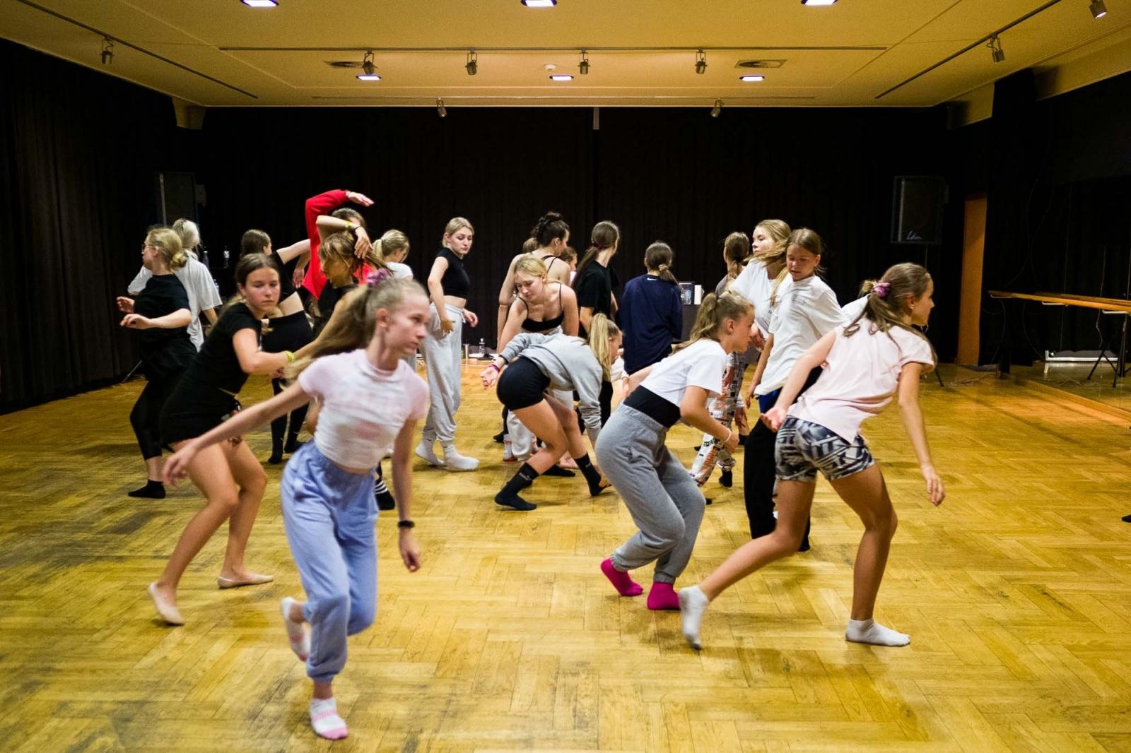 Zdjęcie w galerii na portalu naszraciborz.pl: Kolory życia. Dwudniowe polsko-czeskie warsztaty taneczne w RCK [FOTO] wiadomości z regionu