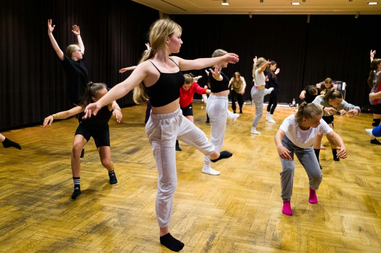 Zdjęcie w galerii na portalu naszraciborz.pl: Kolory życia. Dwudniowe polsko-czeskie warsztaty taneczne w RCK [FOTO] wiadomości z regionu