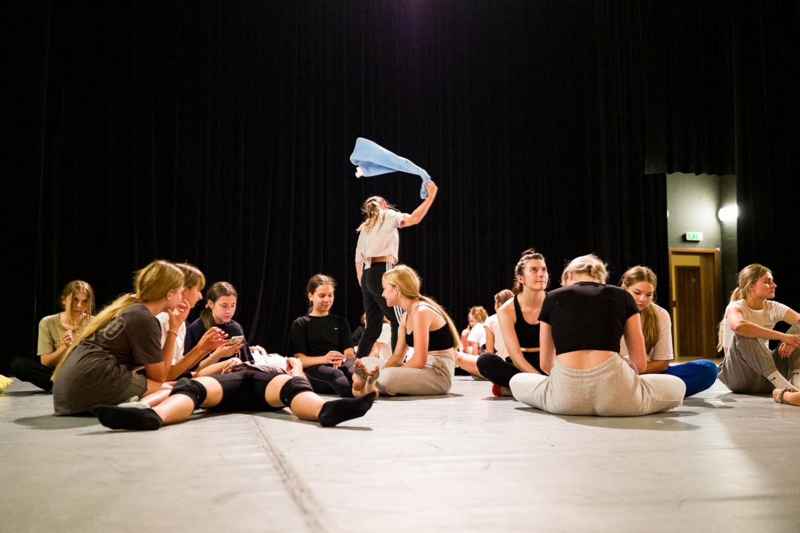 Zdjęcie w galerii na portalu naszraciborz.pl: Kolory życia. Dwudniowe polsko-czeskie warsztaty taneczne w RCK [FOTO] wiadomości z regionu