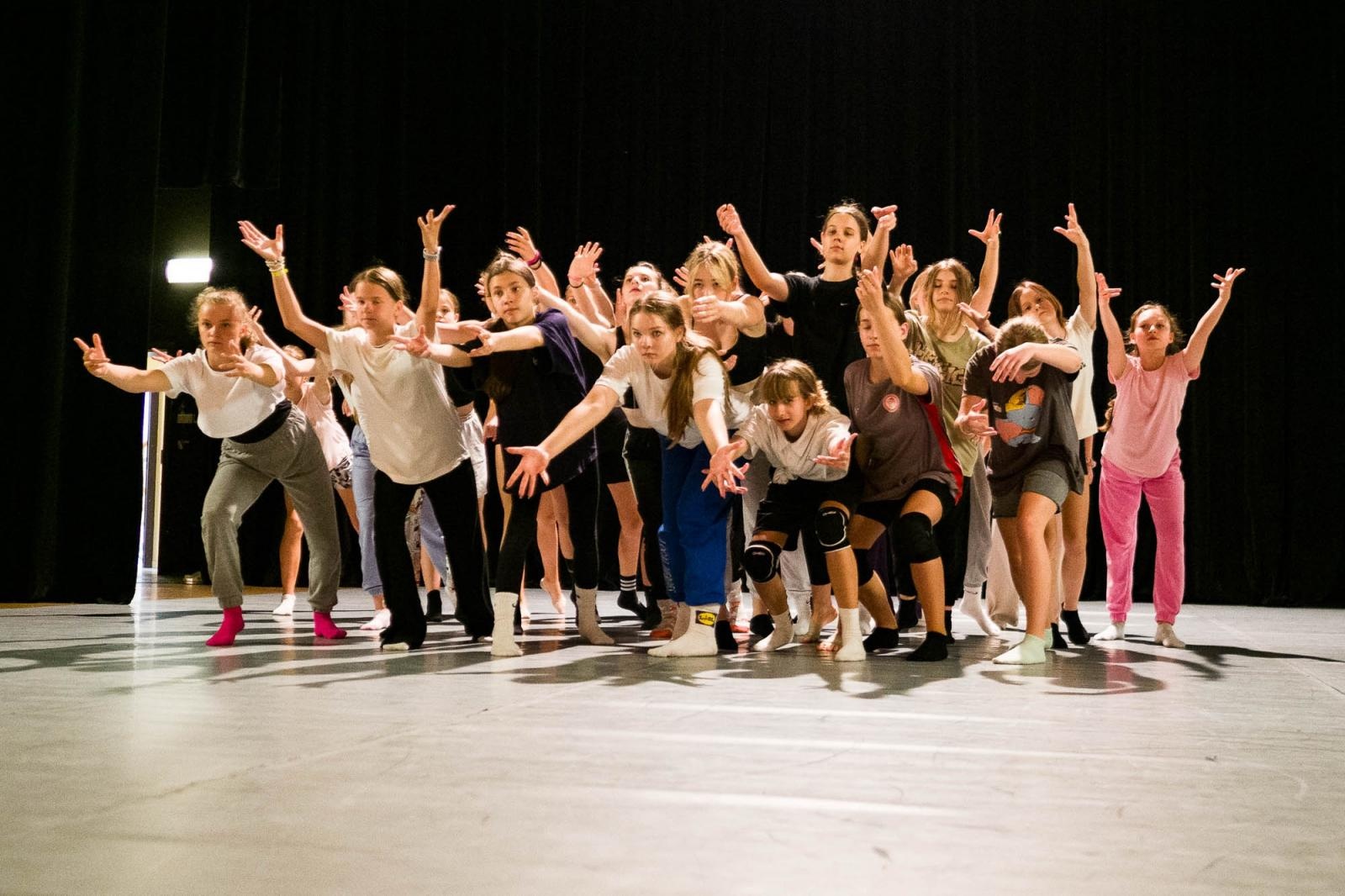 Zdjęcie w galerii na portalu naszraciborz.pl: Kolory życia. Dwudniowe polsko-czeskie warsztaty taneczne w RCK [FOTO] wiadomości z regionu