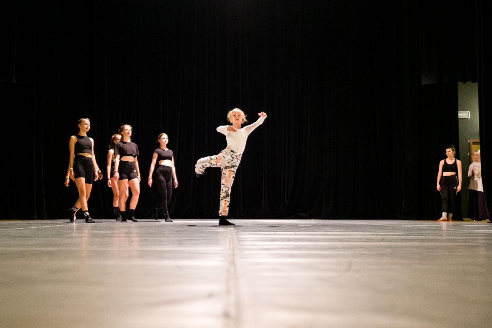 Zdjęcie w galerii na portalu naszraciborz.pl: Kolory życia. Dwudniowe polsko-czeskie warsztaty taneczne w RCK [FOTO] wiadomości z regionu