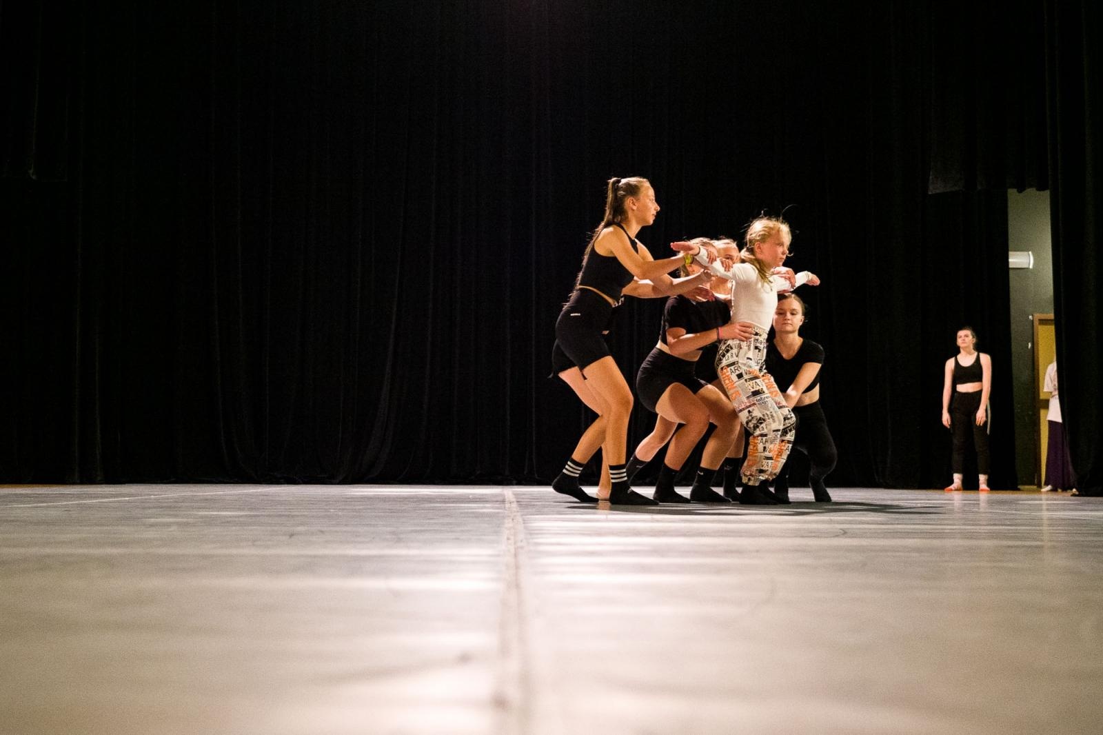 Zdjęcie w galerii na portalu naszraciborz.pl: Kolory życia. Dwudniowe polsko-czeskie warsztaty taneczne w RCK [FOTO] wiadomości z regionu