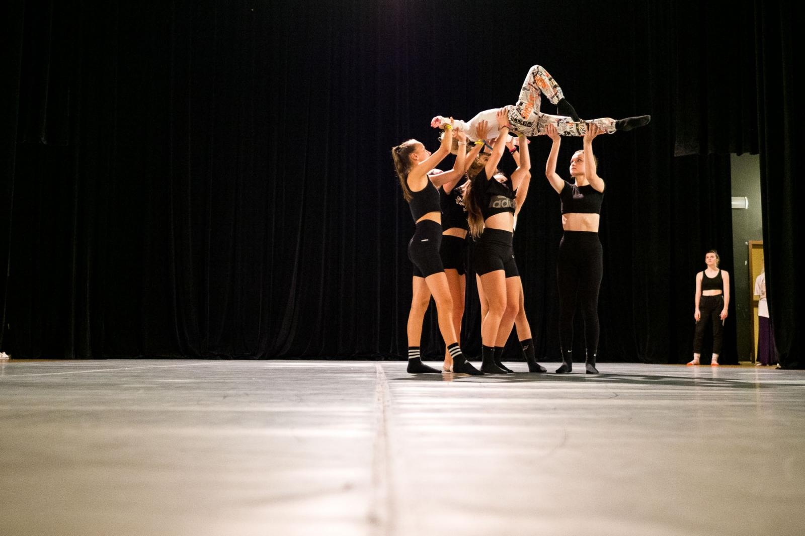 Zdjęcie w galerii na portalu naszraciborz.pl: Kolory życia. Dwudniowe polsko-czeskie warsztaty taneczne w RCK [FOTO] wiadomości z regionu