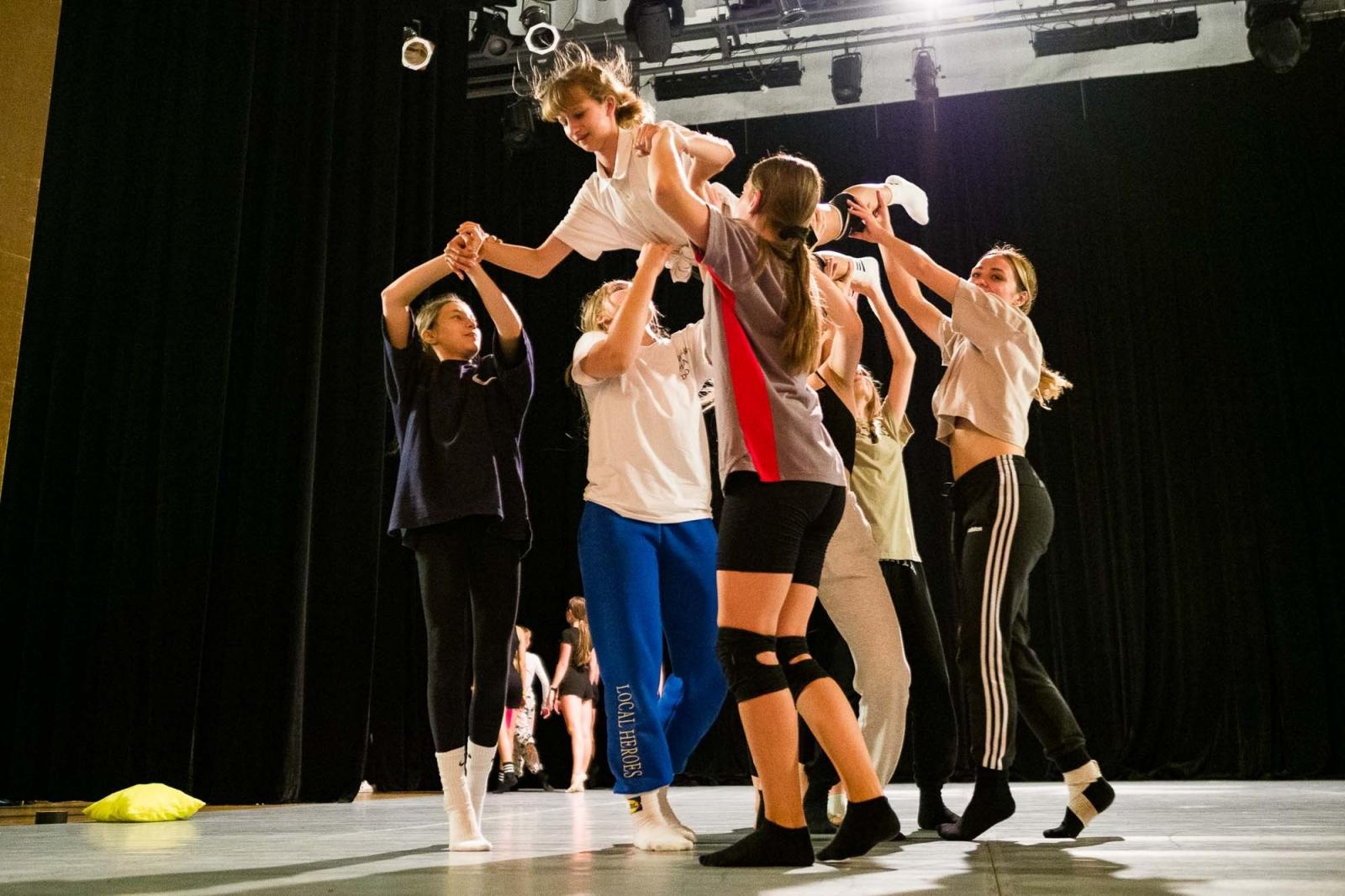 Zdjęcie w galerii na portalu naszraciborz.pl: Kolory życia. Dwudniowe polsko-czeskie warsztaty taneczne w RCK [FOTO] wiadomości z regionu