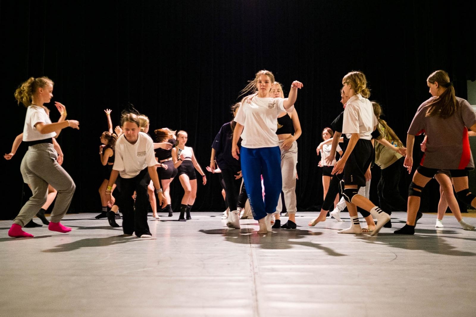 Zdjęcie w galerii na portalu naszraciborz.pl: Kolory życia. Dwudniowe polsko-czeskie warsztaty taneczne w RCK [FOTO] wiadomości z regionu