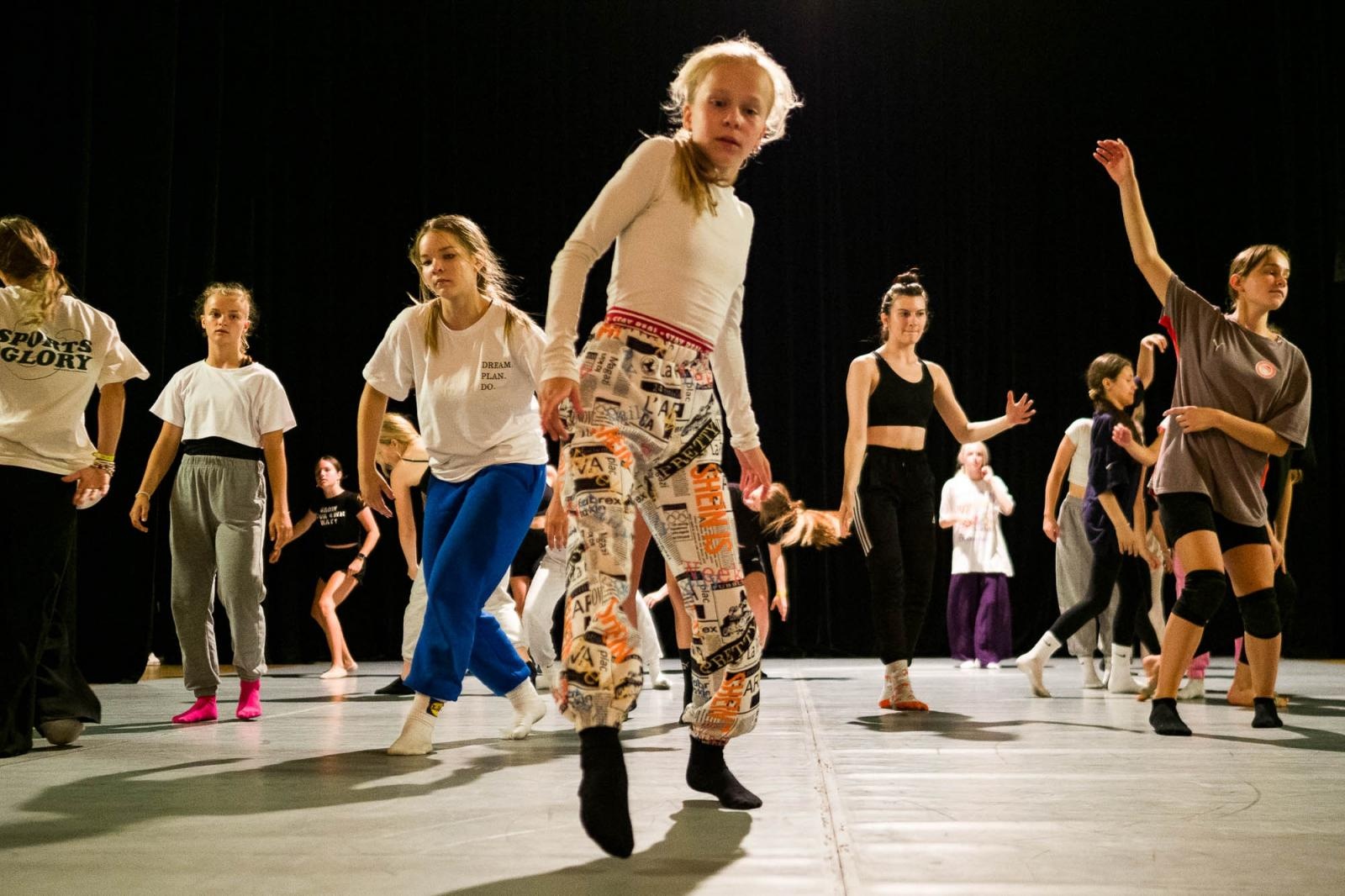 Zdjęcie w galerii na portalu naszraciborz.pl: Kolory życia. Dwudniowe polsko-czeskie warsztaty taneczne w RCK [FOTO] wiadomości z regionu