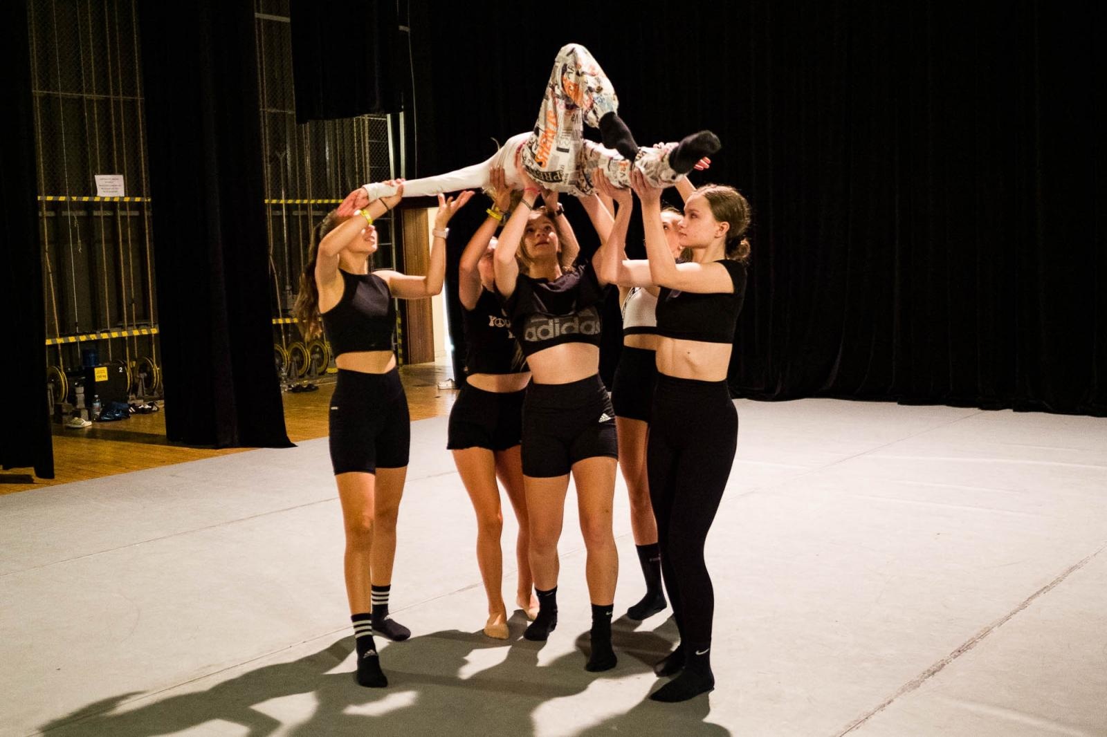 Zdjęcie w galerii na portalu naszraciborz.pl: Kolory życia. Dwudniowe polsko-czeskie warsztaty taneczne w RCK [FOTO] wiadomości z regionu