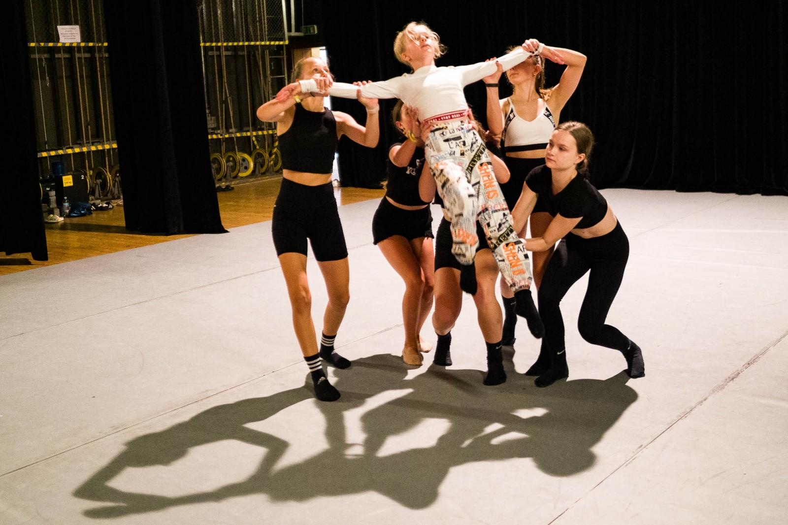 Zdjęcie w galerii na portalu naszraciborz.pl: Kolory życia. Dwudniowe polsko-czeskie warsztaty taneczne w RCK [FOTO] wiadomości z regionu