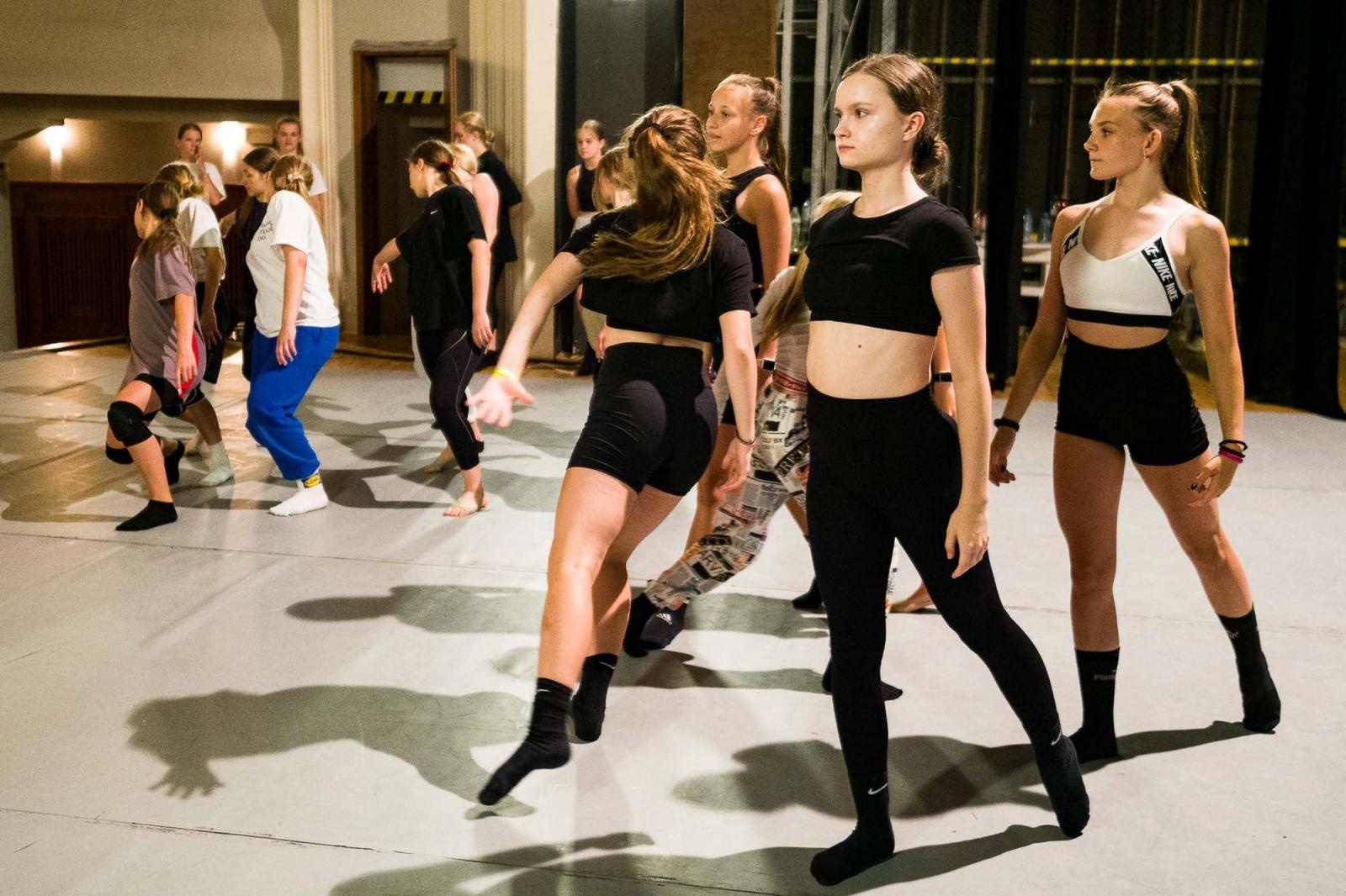 Zdjęcie w galerii na portalu naszraciborz.pl: Kolory życia. Dwudniowe polsko-czeskie warsztaty taneczne w RCK [FOTO] wiadomości z regionu