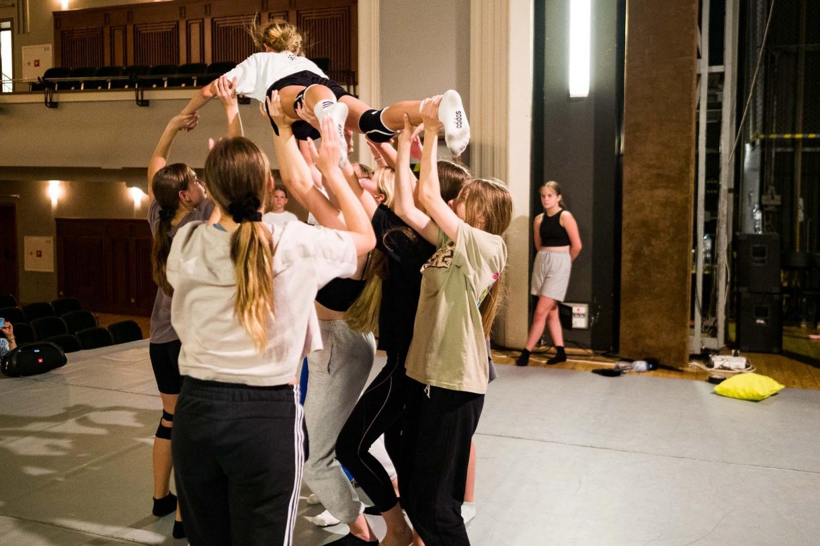 Zdjęcie w galerii na portalu naszraciborz.pl: Kolory życia. Dwudniowe polsko-czeskie warsztaty taneczne w RCK [FOTO] wiadomości z regionu