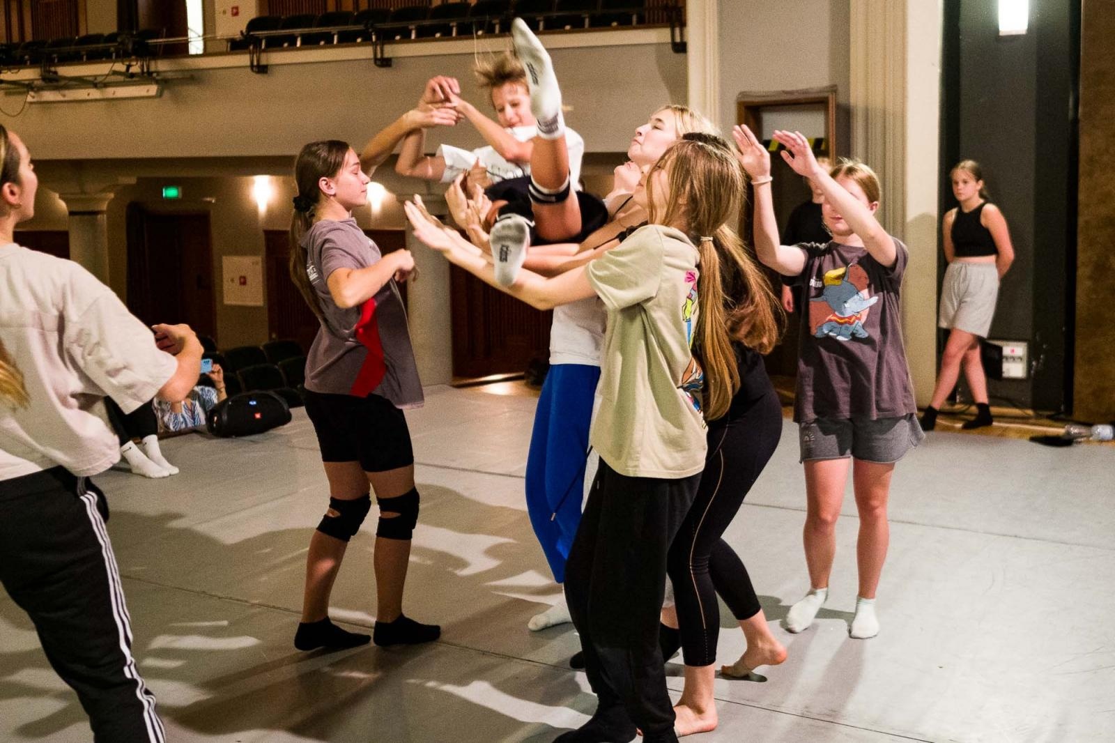 Zdjęcie w galerii na portalu naszraciborz.pl: Kolory życia. Dwudniowe polsko-czeskie warsztaty taneczne w RCK [FOTO] wiadomości z regionu