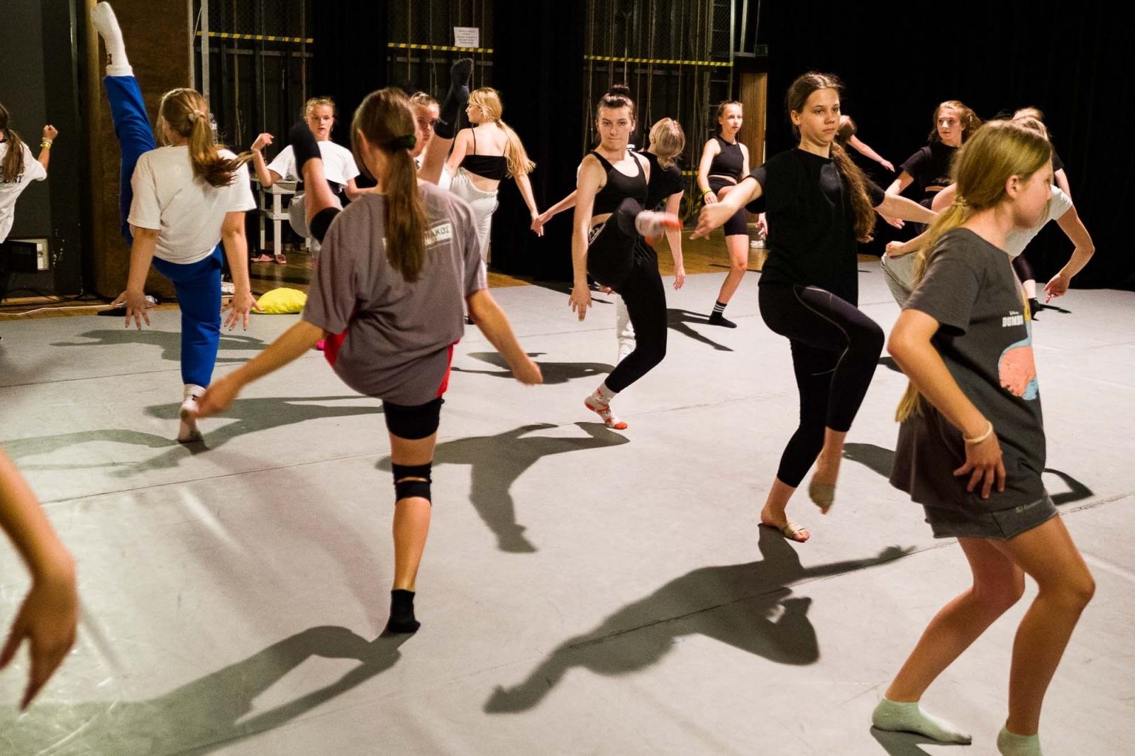 Zdjęcie w galerii na portalu naszraciborz.pl: Kolory życia. Dwudniowe polsko-czeskie warsztaty taneczne w RCK [FOTO] wiadomości z regionu