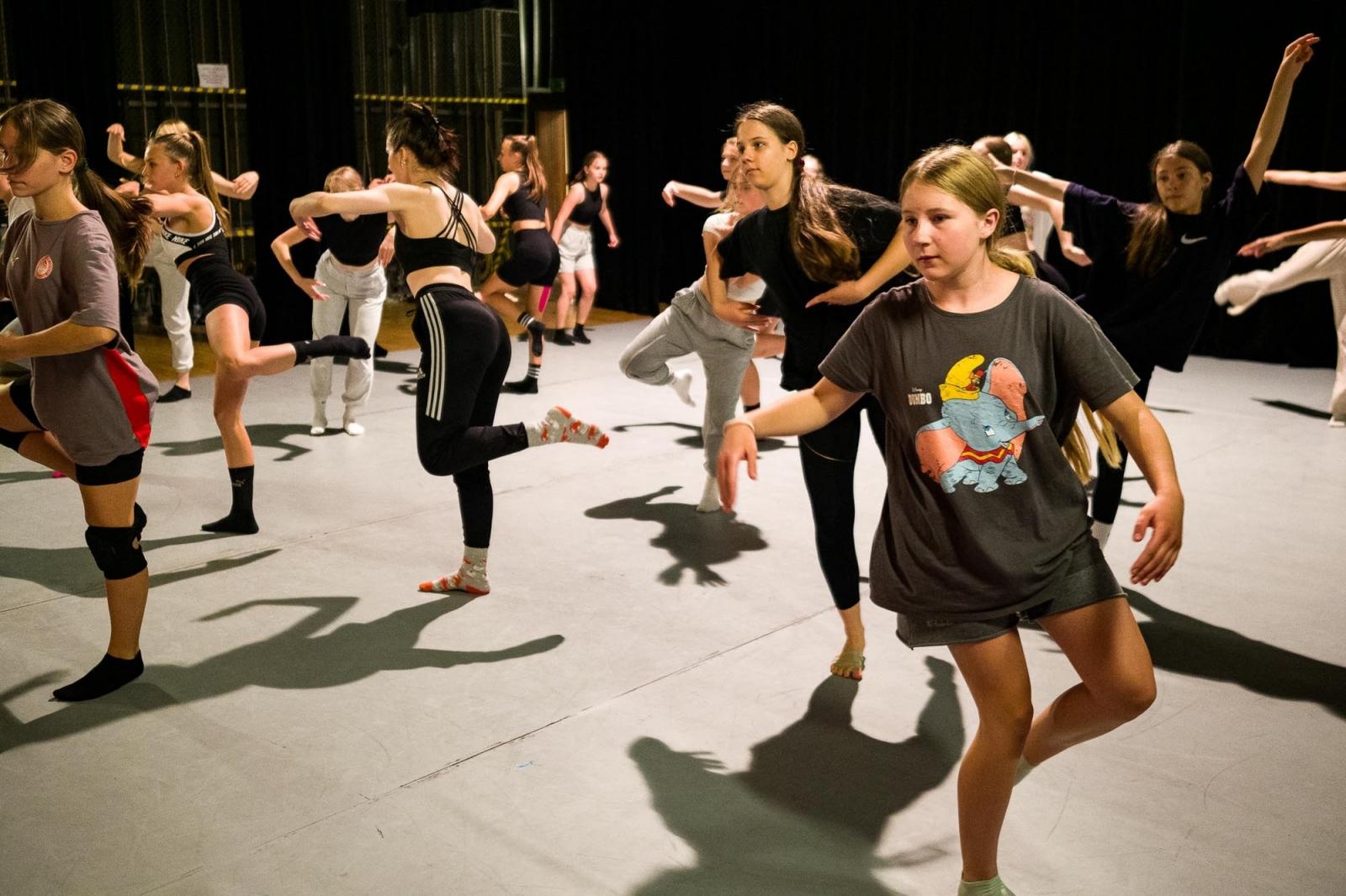 Zdjęcie w galerii na portalu naszraciborz.pl: Kolory życia. Dwudniowe polsko-czeskie warsztaty taneczne w RCK [FOTO] wiadomości z regionu