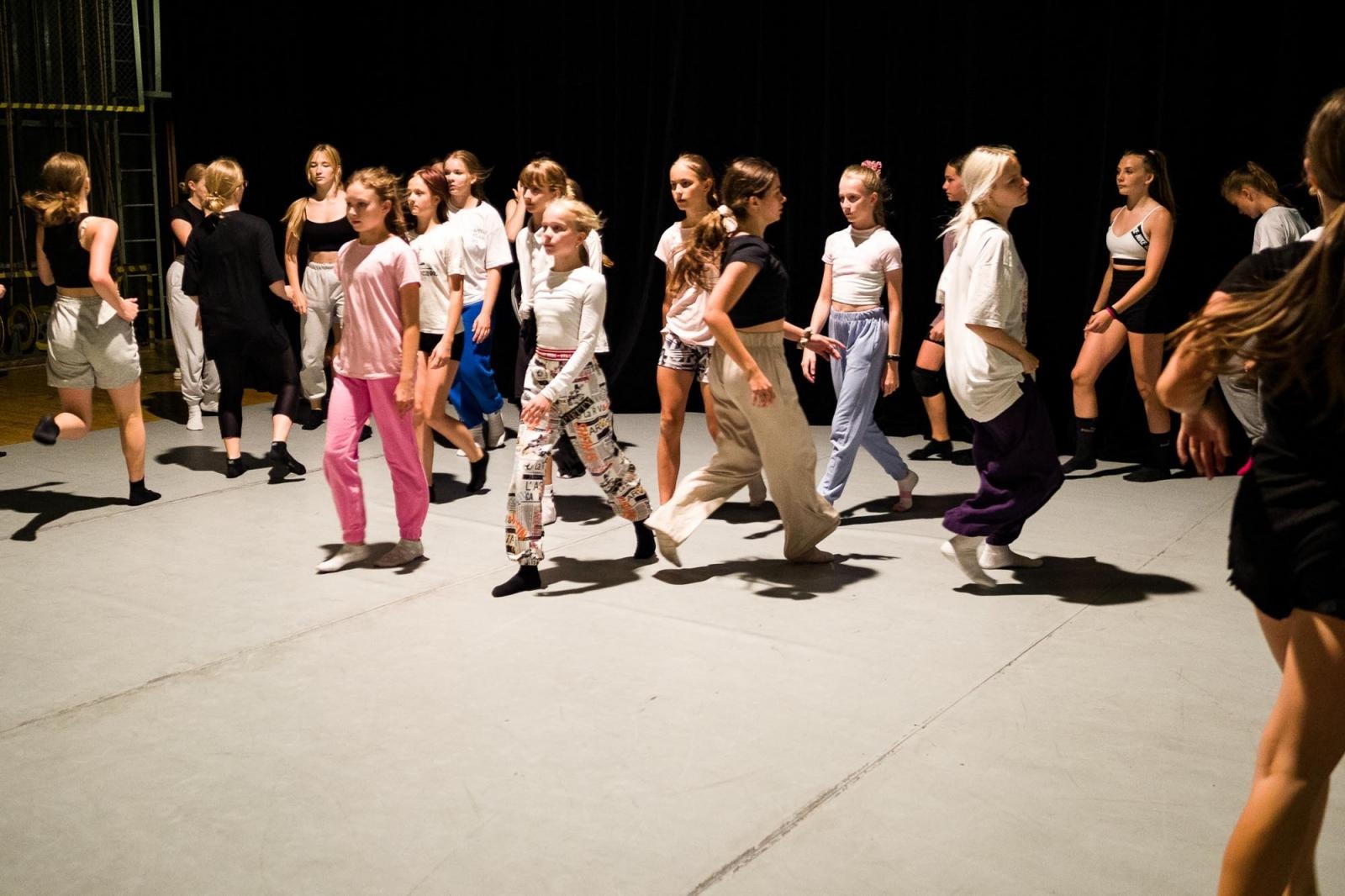 Zdjęcie w galerii na portalu naszraciborz.pl: Kolory życia. Dwudniowe polsko-czeskie warsztaty taneczne w RCK [FOTO] wiadomości z regionu