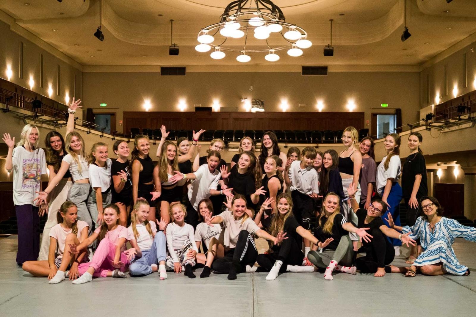 Zdjęcie w galerii na portalu naszraciborz.pl: Kolory życia. Dwudniowe polsko-czeskie warsztaty taneczne w RCK [FOTO] wiadomości z regionu