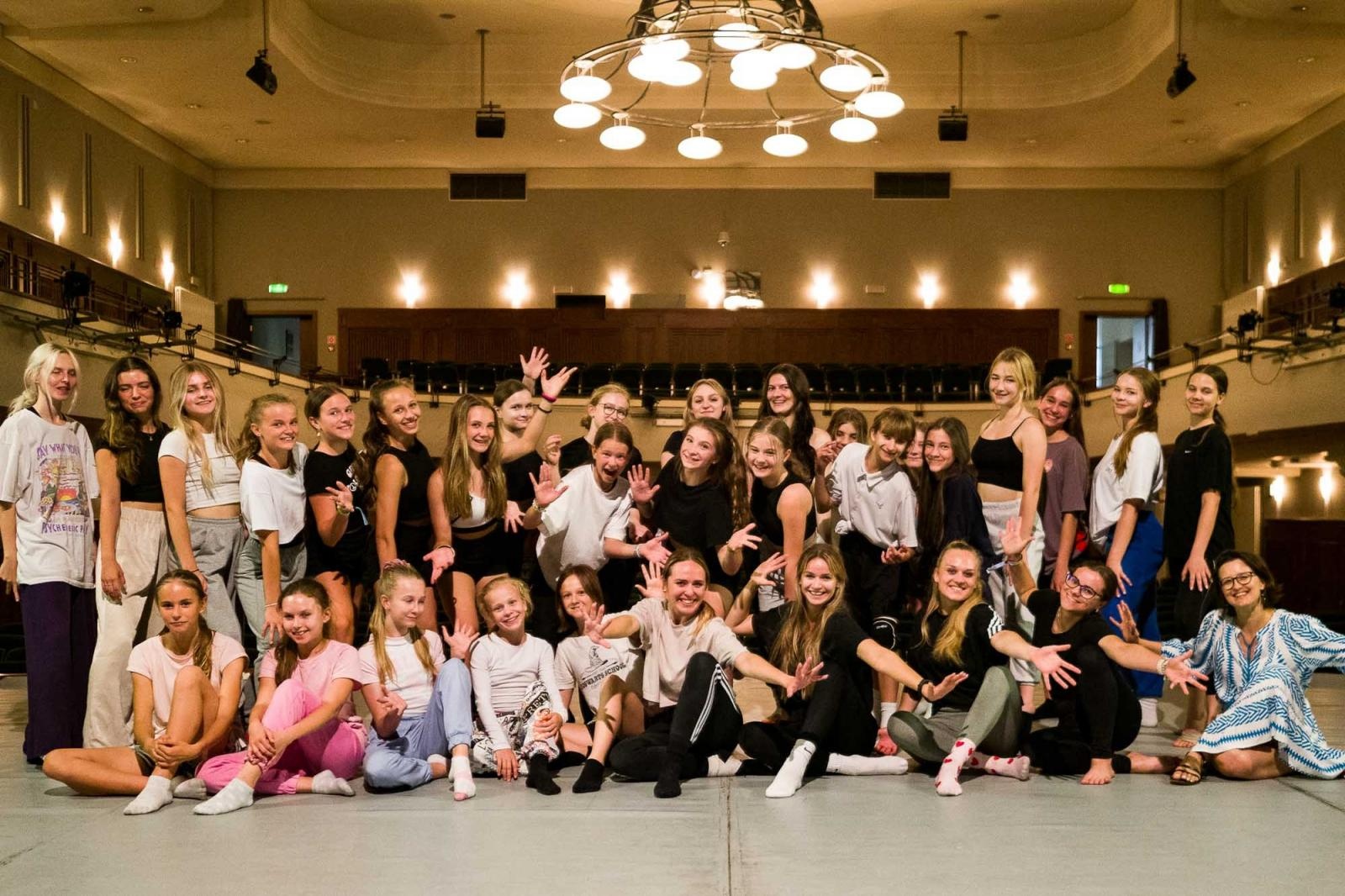 Zdjęcie w galerii na portalu naszraciborz.pl: Kolory życia. Dwudniowe polsko-czeskie warsztaty taneczne w RCK [FOTO] wiadomości z regionu