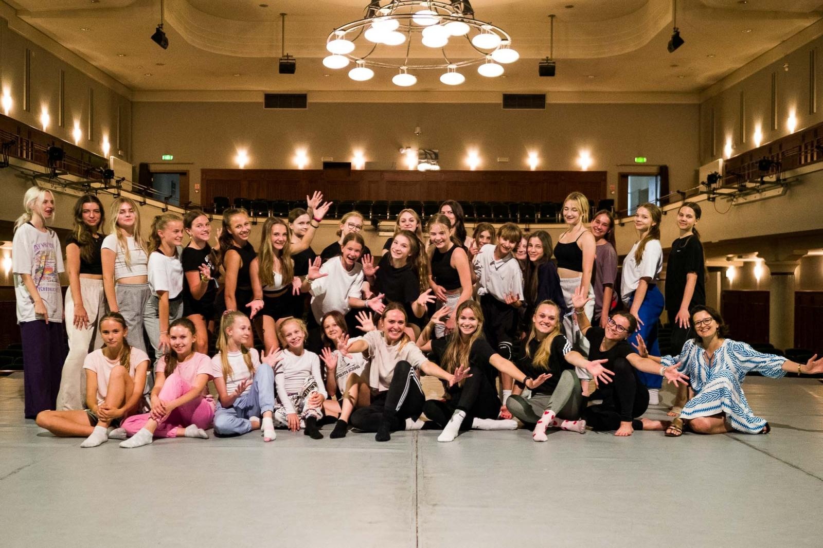 Zdjęcie w galerii na portalu naszraciborz.pl: Kolory życia. Dwudniowe polsko-czeskie warsztaty taneczne w RCK [FOTO] wiadomości z regionu