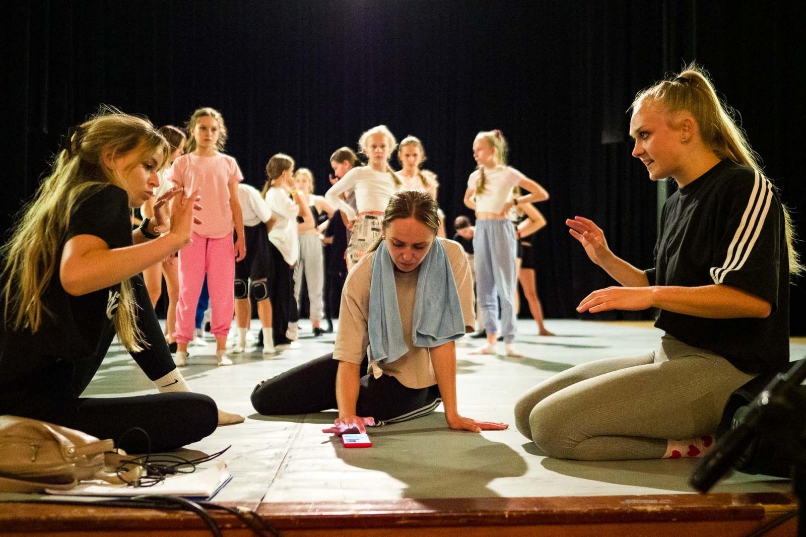 Zdjęcie w galerii na portalu naszraciborz.pl: Kolory życia. Dwudniowe polsko-czeskie warsztaty taneczne w RCK [FOTO] wiadomości z regionu