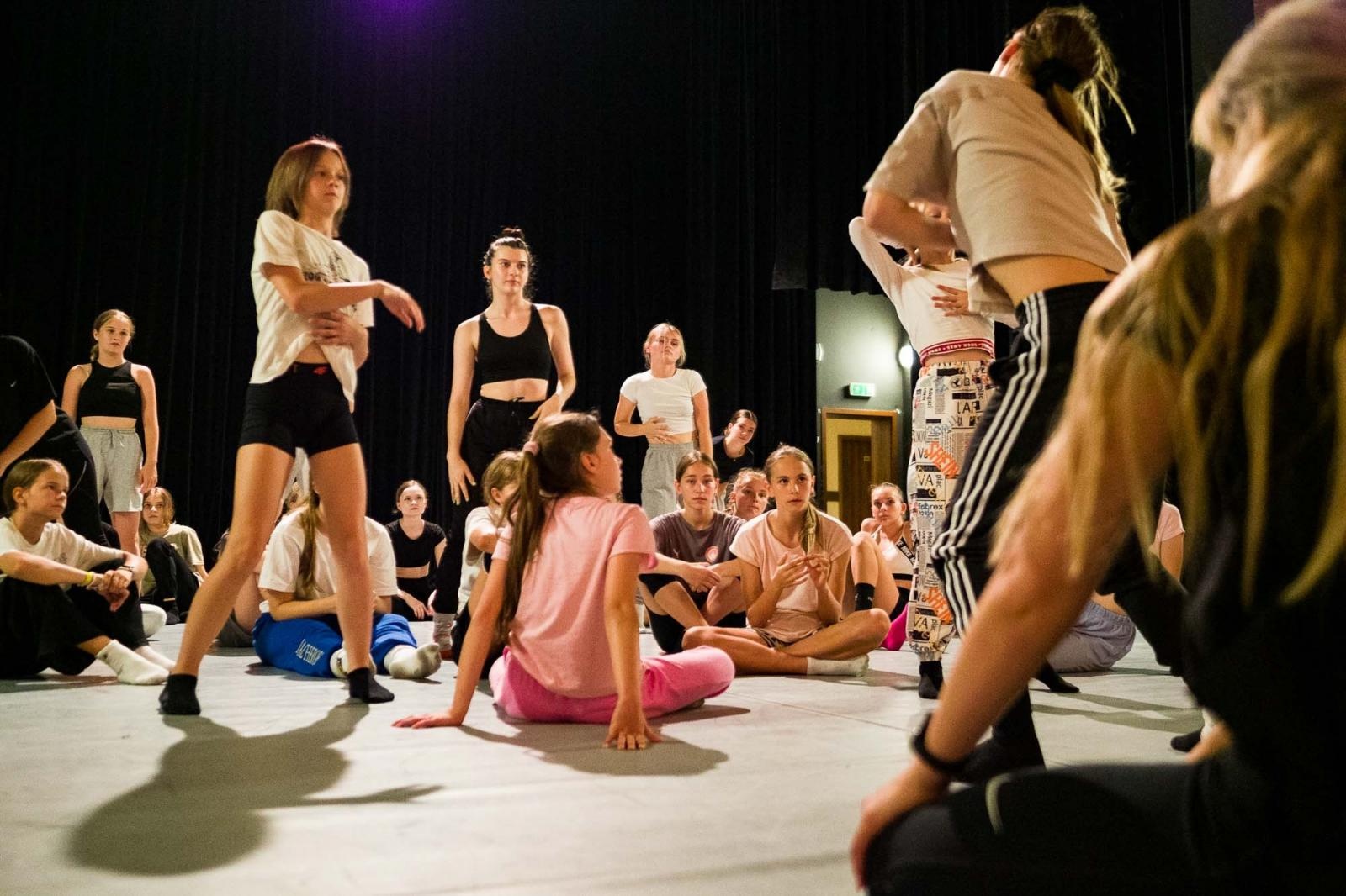 Zdjęcie w galerii na portalu naszraciborz.pl: Kolory życia. Dwudniowe polsko-czeskie warsztaty taneczne w RCK [FOTO] wiadomości z regionu