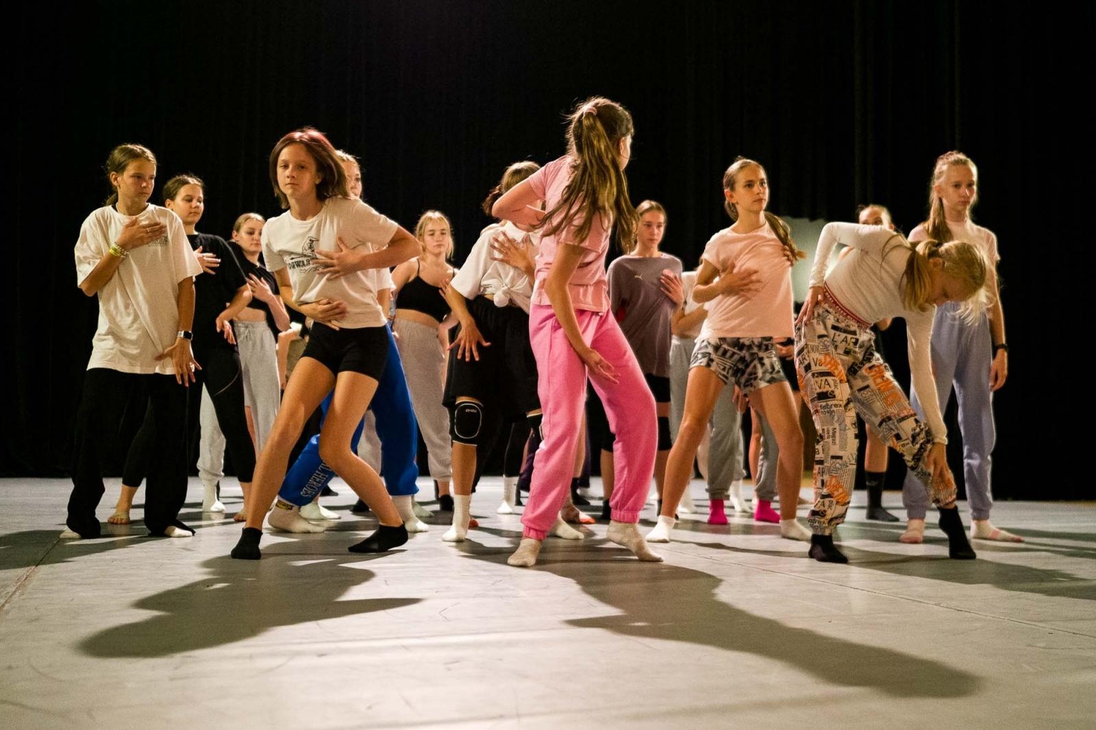 Zdjęcie w galerii na portalu naszraciborz.pl: Kolory życia. Dwudniowe polsko-czeskie warsztaty taneczne w RCK [FOTO] wiadomości z regionu