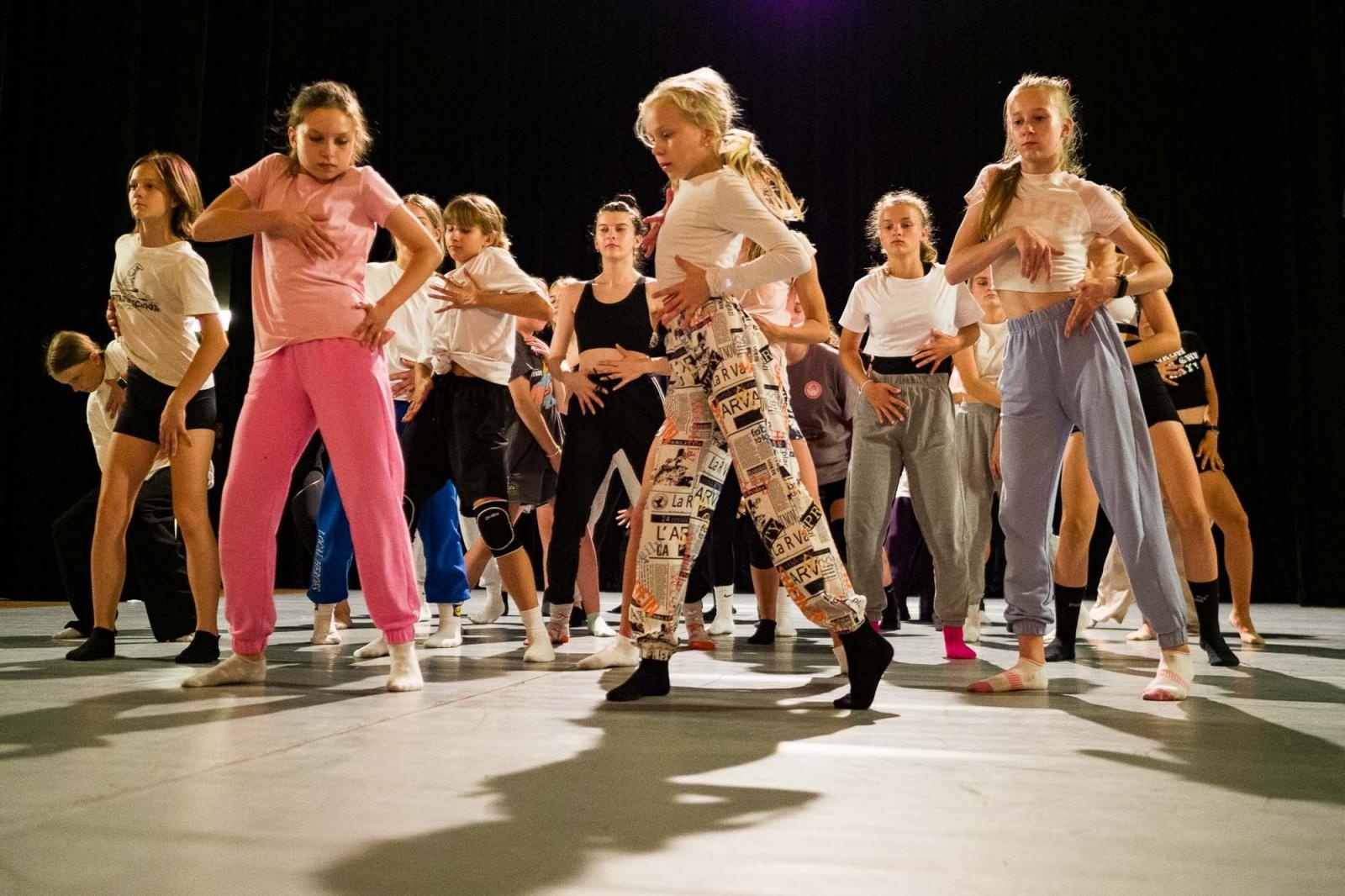 Zdjęcie w galerii na portalu naszraciborz.pl: Kolory życia. Dwudniowe polsko-czeskie warsztaty taneczne w RCK [FOTO] wiadomości z regionu