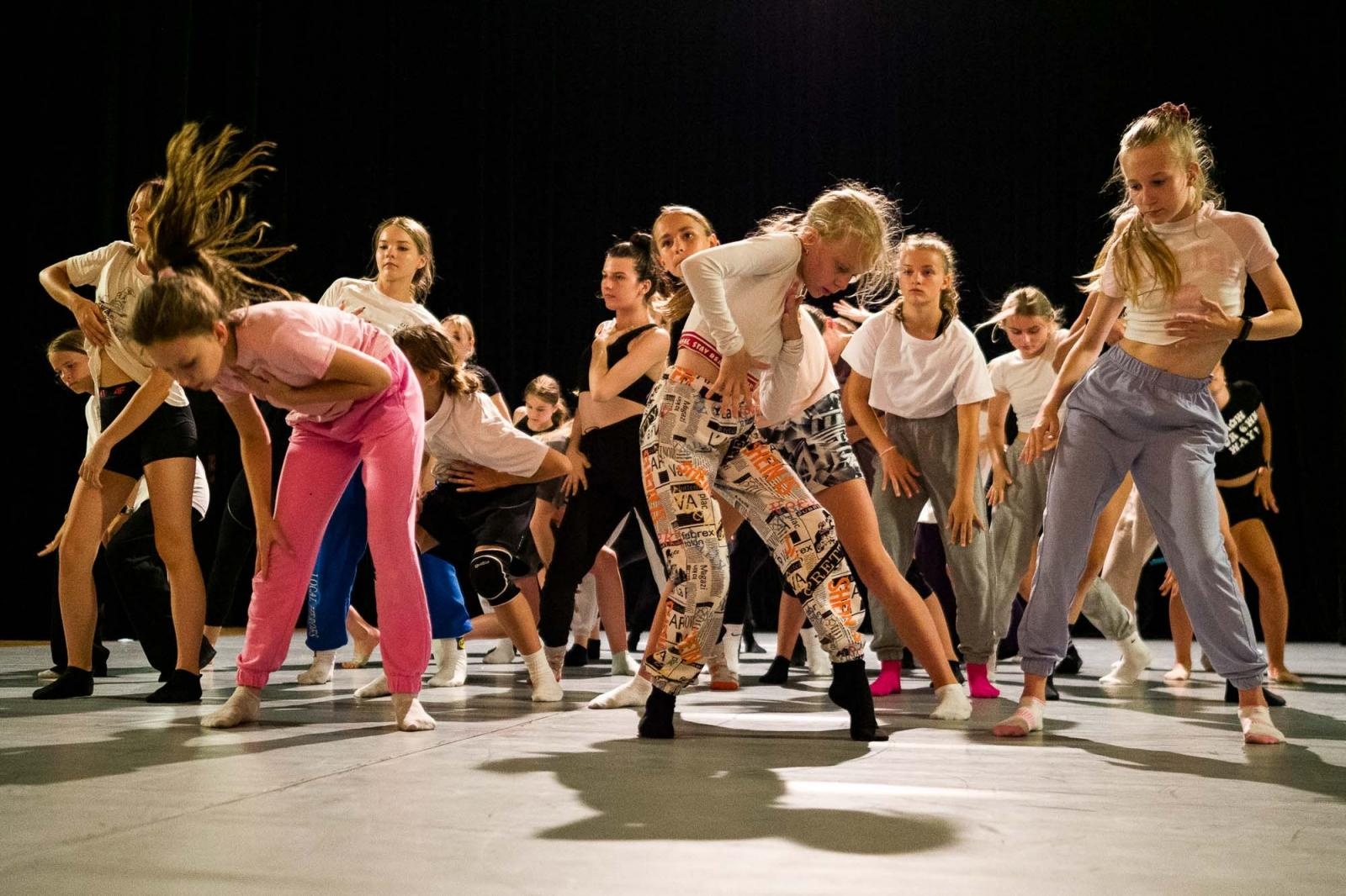 Zdjęcie w galerii na portalu naszraciborz.pl: Kolory życia. Dwudniowe polsko-czeskie warsztaty taneczne w RCK [FOTO] wiadomości z regionu