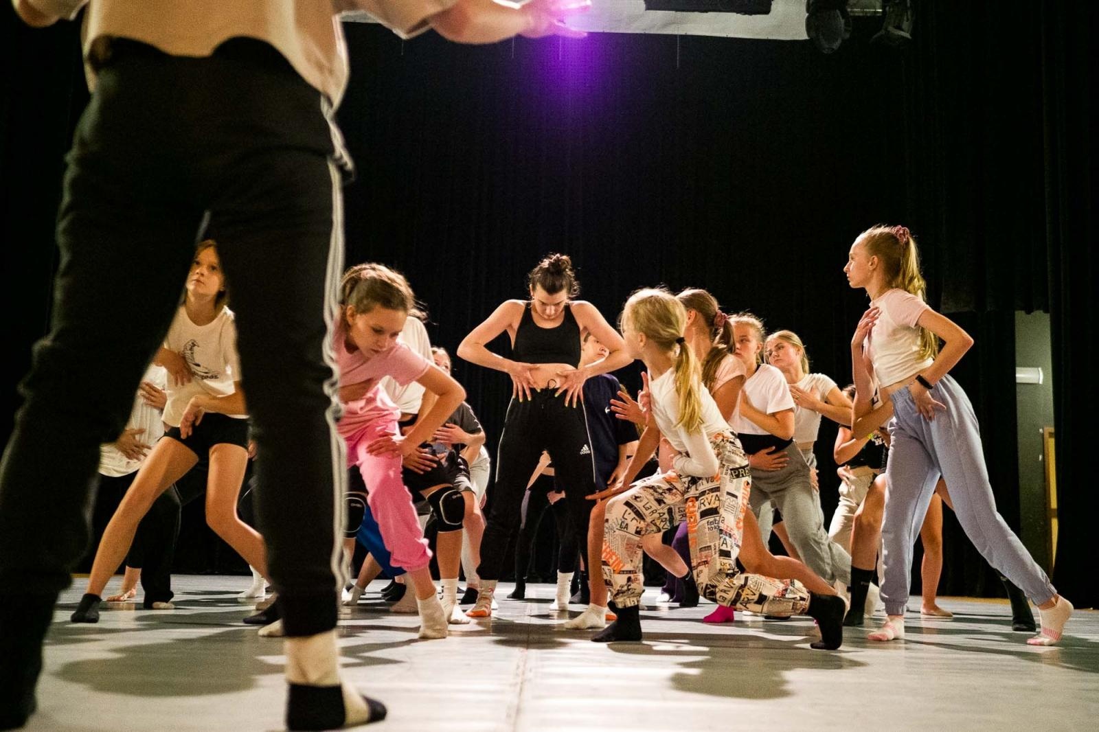 Zdjęcie w galerii na portalu naszraciborz.pl: Kolory życia. Dwudniowe polsko-czeskie warsztaty taneczne w RCK [FOTO] wiadomości z regionu