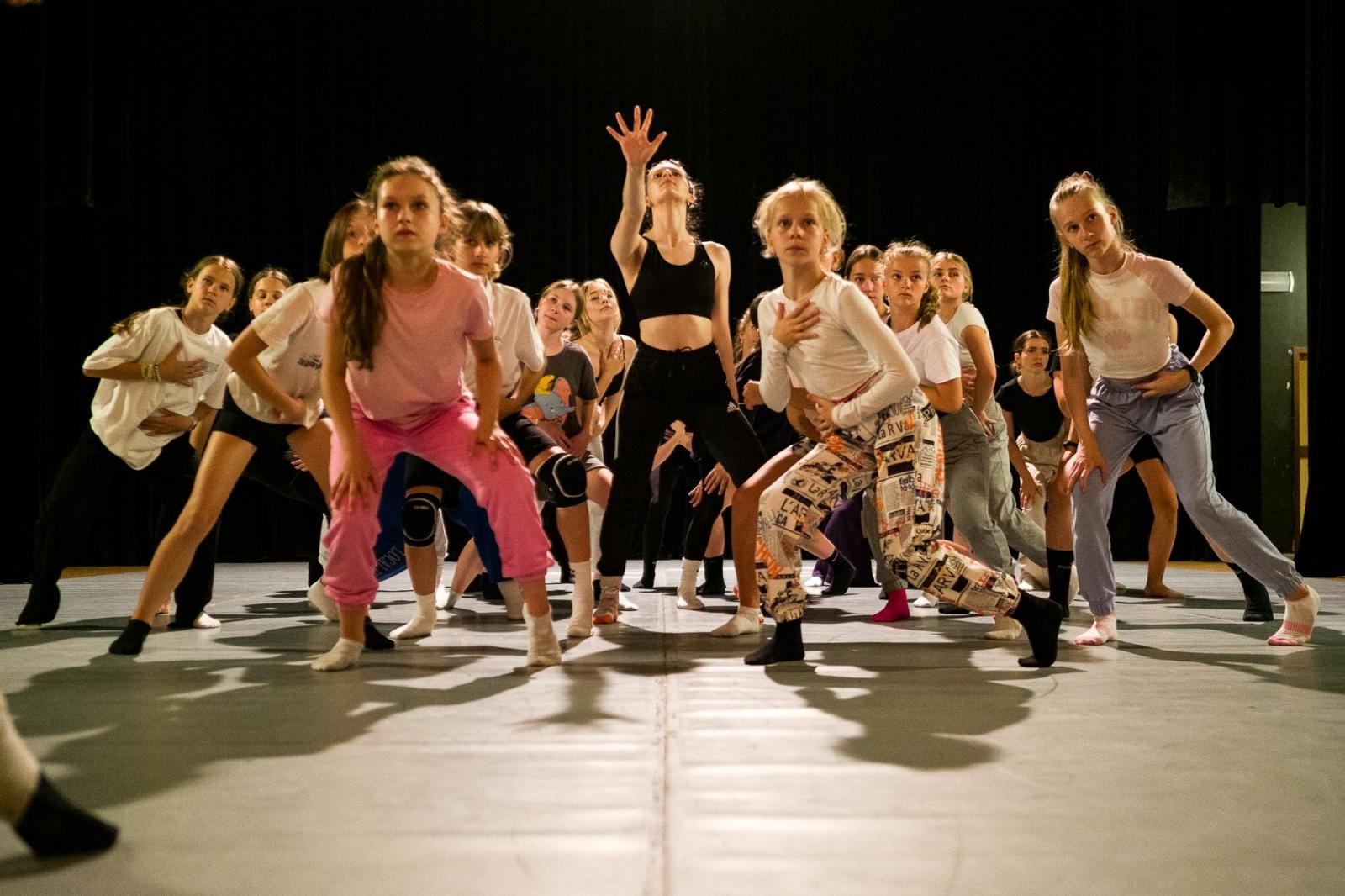 Zdjęcie w galerii na portalu naszraciborz.pl: Kolory życia. Dwudniowe polsko-czeskie warsztaty taneczne w RCK [FOTO] wiadomości z regionu