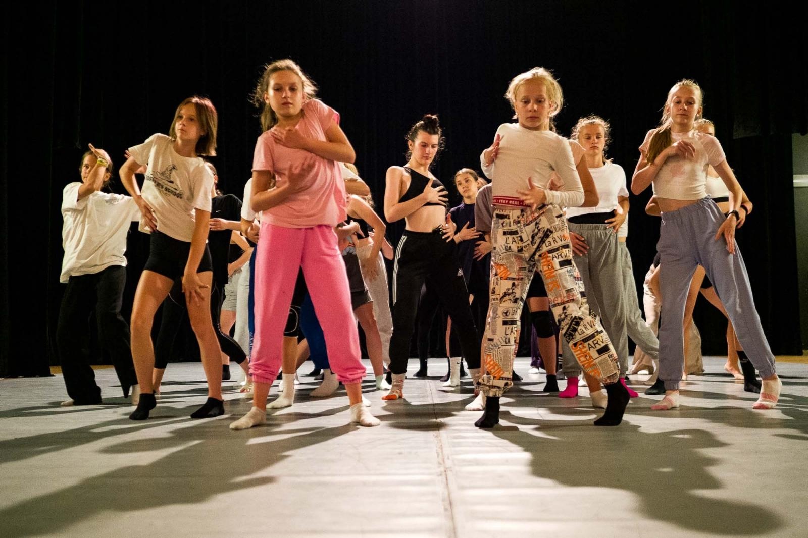 Zdjęcie w galerii na portalu naszraciborz.pl: Kolory życia. Dwudniowe polsko-czeskie warsztaty taneczne w RCK [FOTO] wiadomości z regionu